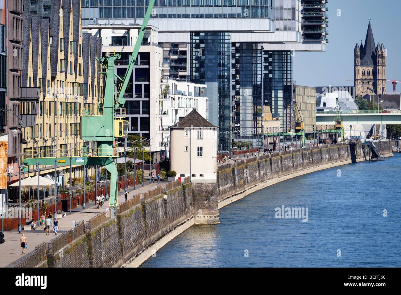 Cologne, Allemagne 19 août 2025 : Rheinauhafen de Cologne : un mélange vivant d'architecture historique et moderne Banque D'Images