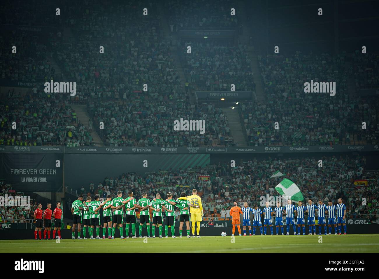 Séville, Espagne. 22 août 2025. Joueurs et arbitres avant le match de LaLiga entre le Real Betis et le Deportivo Alaves, au stade la Cartuja. Crédit : Fernando Vazquez / Alamy Live News Banque D'Images