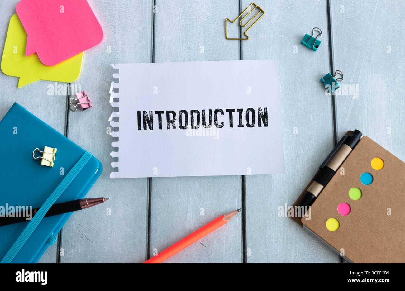 Introduction concept de présentation. Main masculine dessine une ligne sous le mot manuscrit introduction sur fond jaune. Banque D'Images