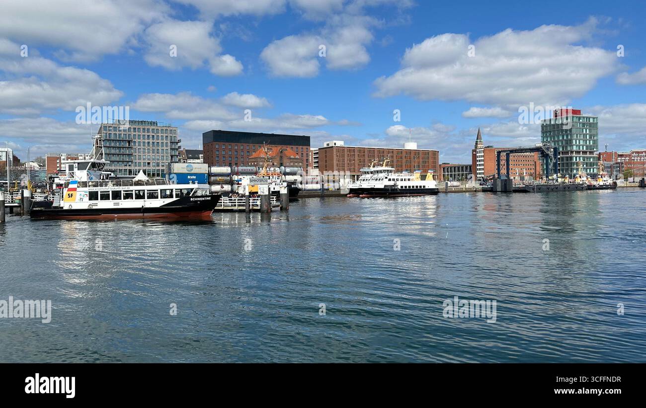 Harbour Ferry sur le fjord de Kiel, Schleswig-Holstein, avec front de mer de la ville et nuages dans le ciel bleu. Banque D'Images