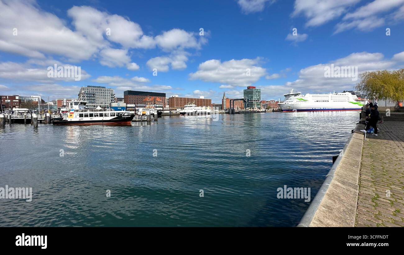 Ferry de la mer Baltique sur le fjord de Kiel, Schleswig-Holstein, avec front de mer de la ville et nuages dans le ciel bleu. Banque D'Images
