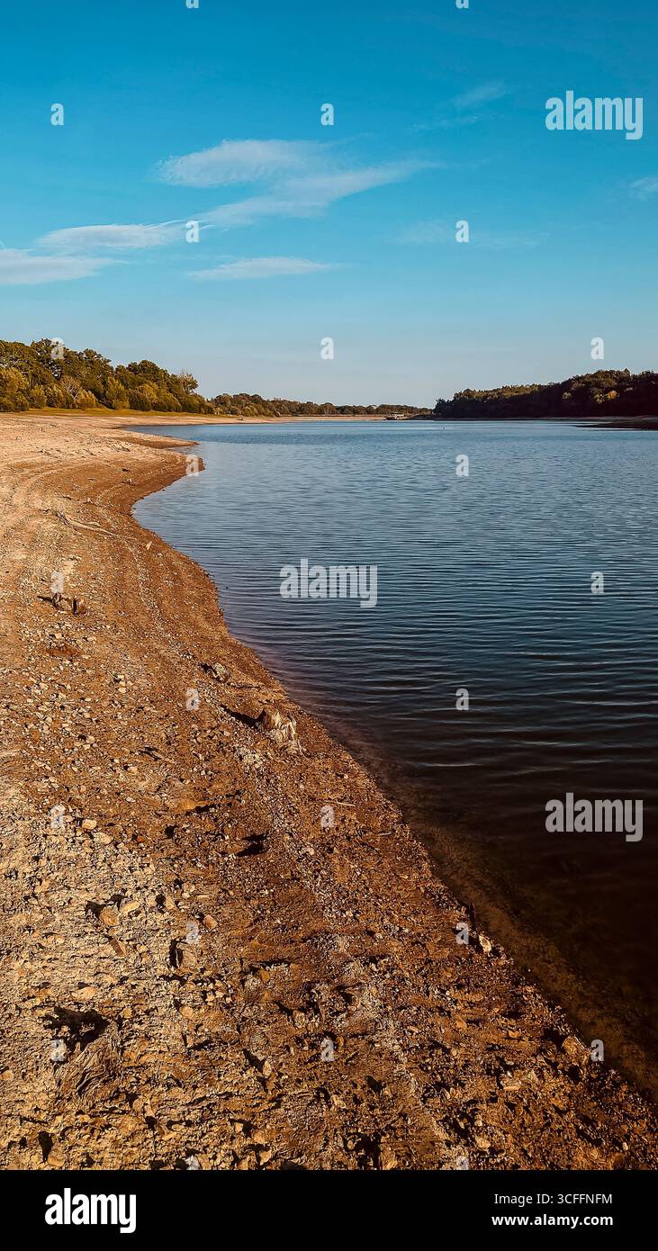 La sécheresse a frappé et aride Ardingly Reservoir Haywards Heath Sussex. 22 août réserve naturelle locale de 2025 74 hectares, après l'été le plus chaud jamais enregistré. - Image de stock capturée avec un smartphone