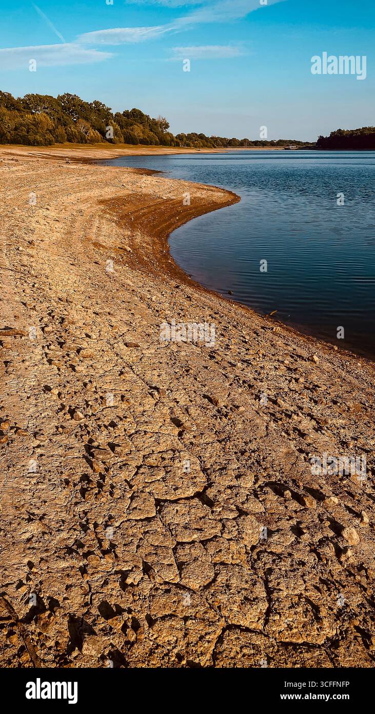 La sécheresse a frappé et aride Ardingly Reservoir Haywards Heath Sussex. 22 août réserve naturelle locale de 2025 74 hectares, après l'été le plus chaud jamais enregistré. - Image de stock capturée avec un smartphone