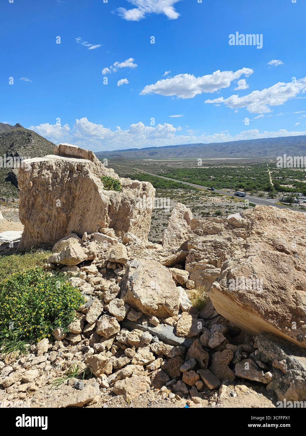 Blocs blancs géants dans les mines de marbre Cuatro Cienegas, Coahuila, Mexique est un paysage étonnant dans un coin du désert autrefois Banque D'Images