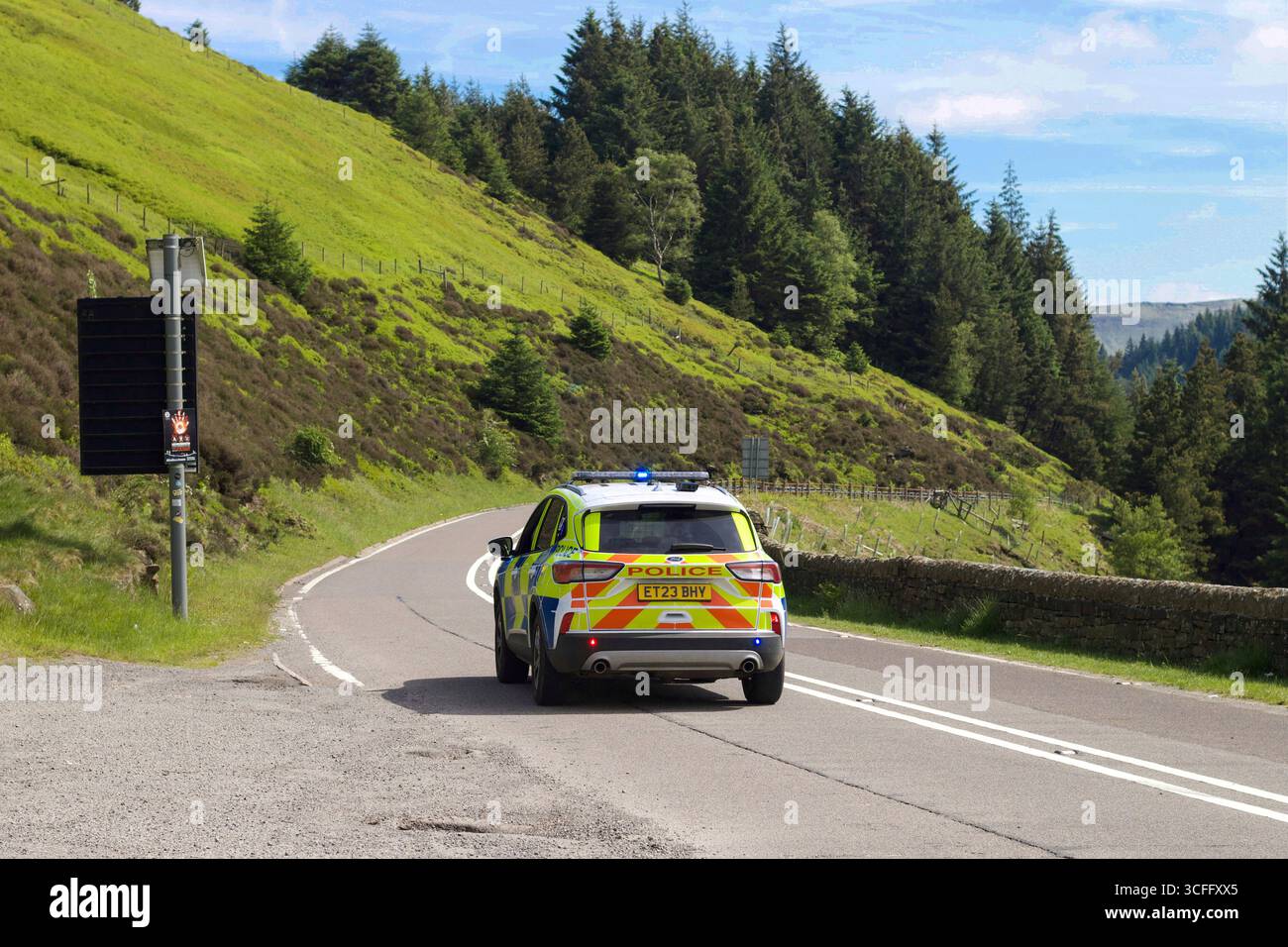 Retour de la police d'un accident de la route sur la route Snake Pass A57, Peak District National Park Derbyshire, Angleterre Royaume-Uni - 2 juin 2024 Banque D'Images