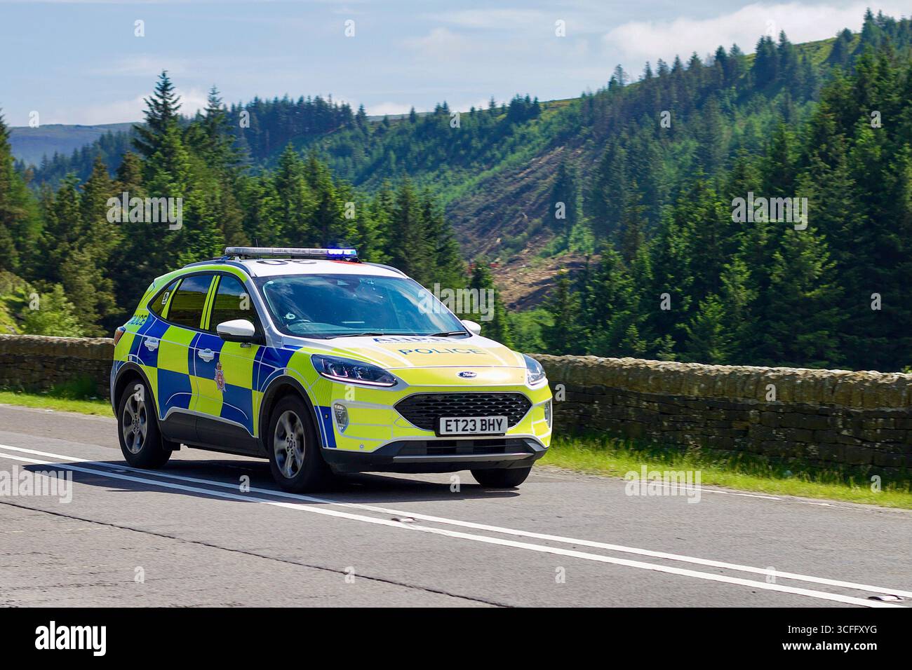 La police se précipite sur les lieux d'un accident de la route sur la Snake Pass A57 dans le parc national de Peak District, Derbyshire, Angleterre, Royaume-Uni - 2 juin 2024 Banque D'Images La police se précipite sur les lieux d'un accident de la route sur la Snake Pass A57 dans le parc national de Peak District, Derbyshire, Angleterre, Royaume-Uni - 2 juin 2024 Banque D'Images