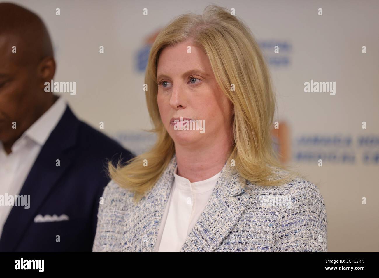 QUEENS, NEW YORK – 22 AOÛT : le maire Eric Adams et la commissaire du NYPD Jessica Tisch informent les médias après qu'un détective de Queens South Narcotics a été abattu au bras et à la jambe lors d'une tentative de riposte de carjacking près de la Whitestone Expressway et de la 22e route. L'agent, un vétéran de la police de New York depuis 12 ans, est dans un état stable après une intervention chirurgicale à l'hôpital Jamaica. Le maire Adams a rendu visite plus tard au détective et à sa famille. (Photo : Luiz Rampelotto/EuropaNewswire) Banque D'Images