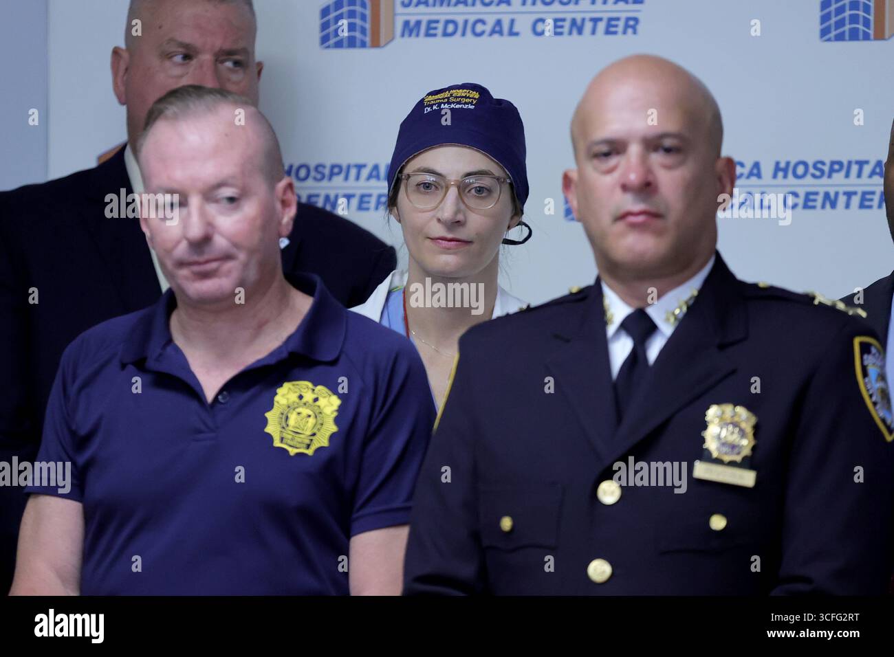 QUEENS, NEW YORK – 22 AOÛT : le maire Eric Adams et la commissaire du NYPD Jessica Tisch informent les médias après qu'un détective de Queens South Narcotics a été abattu au bras et à la jambe lors d'une tentative de riposte de carjacking près de la Whitestone Expressway et de la 22e route. L'agent, un vétéran de la police de New York depuis 12 ans, est dans un état stable après une intervention chirurgicale à l'hôpital Jamaica. Le maire Adams a rendu visite plus tard au détective et à sa famille. (Photo : Luiz Rampelotto/EuropaNewswire) Banque D'Images