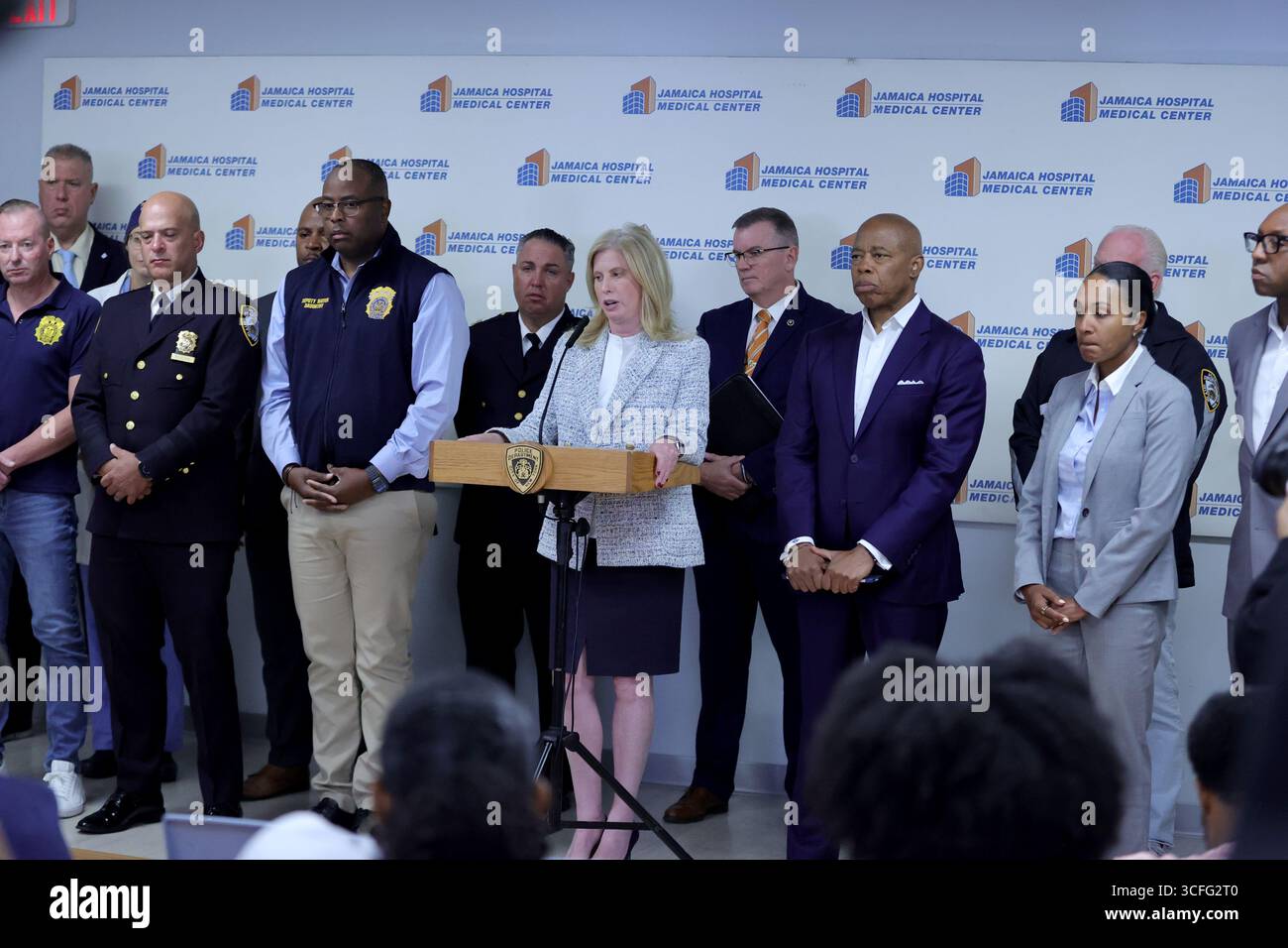 QUEENS, NEW YORK – 22 AOÛT : le maire Eric Adams et la commissaire du NYPD Jessica Tisch informent les médias après qu'un détective de Queens South Narcotics a été abattu au bras et à la jambe lors d'une tentative de riposte de carjacking près de la Whitestone Expressway et de la 22e route. L'agent, un vétéran de la police de New York depuis 12 ans, est dans un état stable après une intervention chirurgicale à l'hôpital Jamaica. Le maire Adams a rendu visite plus tard au détective et à sa famille. (Photo : Luiz Rampelotto/EuropaNewswire) Banque D'Images