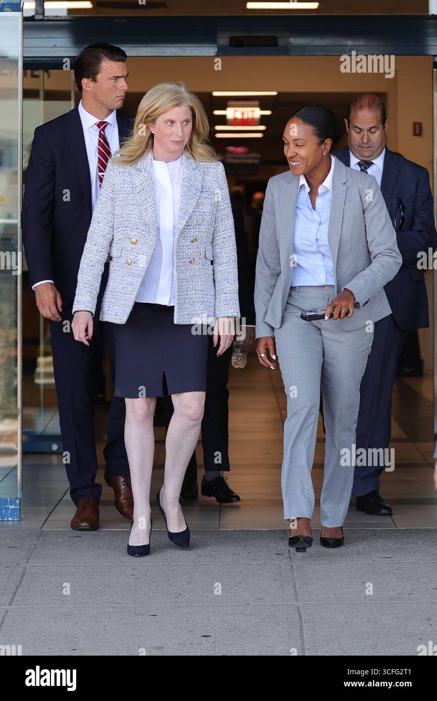 QUEENS, NEW YORK – 22 AOÛT : le maire Eric Adams et la commissaire du NYPD Jessica Tisch informent les médias après qu'un détective de Queens South Narcotics a été abattu au bras et à la jambe lors d'une tentative de riposte de carjacking près de la Whitestone Expressway et de la 22e route. L'agent, un vétéran de la police de New York depuis 12 ans, est dans un état stable après une intervention chirurgicale à l'hôpital Jamaica. Le maire Adams a rendu visite plus tard au détective et à sa famille. (Photo : Luiz Rampelotto/EuropaNewswire) Banque D'Images