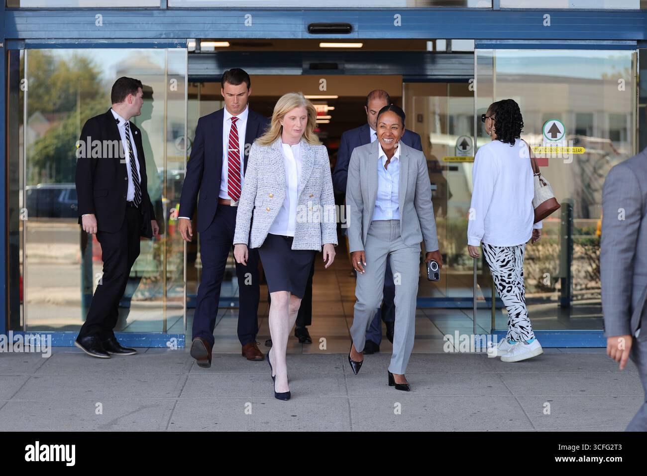 QUEENS, NEW YORK – 22 AOÛT : le maire Eric Adams et la commissaire du NYPD Jessica Tisch informent les médias après qu'un détective de Queens South Narcotics a été abattu au bras et à la jambe lors d'une tentative de riposte de carjacking près de la Whitestone Expressway et de la 22e route. L'agent, un vétéran de la police de New York depuis 12 ans, est dans un état stable après une intervention chirurgicale à l'hôpital Jamaica. Le maire Adams a rendu visite plus tard au détective et à sa famille. (Photo : Luiz Rampelotto/EuropaNewswire) Banque D'Images