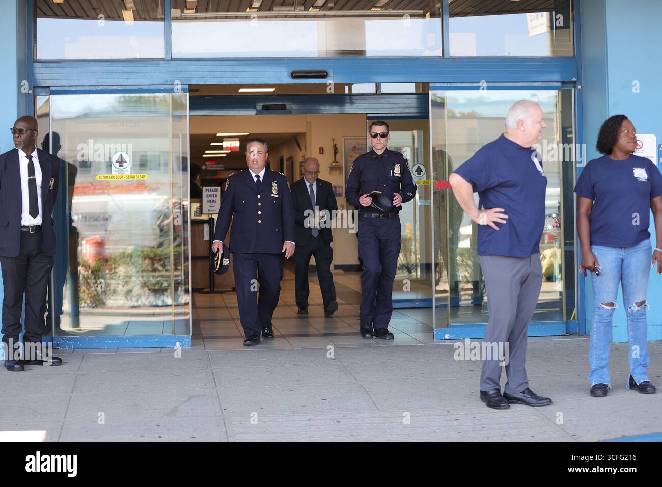 QUEENS, NEW YORK – 22 AOÛT : le maire Eric Adams et la commissaire du NYPD Jessica Tisch informent les médias après qu'un détective de Queens South Narcotics a été abattu au bras et à la jambe lors d'une tentative de riposte de carjacking près de la Whitestone Expressway et de la 22e route. L'agent, un vétéran de la police de New York depuis 12 ans, est dans un état stable après une intervention chirurgicale à l'hôpital Jamaica. Le maire Adams a rendu visite plus tard au détective et à sa famille. (Photo : Luiz Rampelotto/EuropaNewswire) Banque D'Images