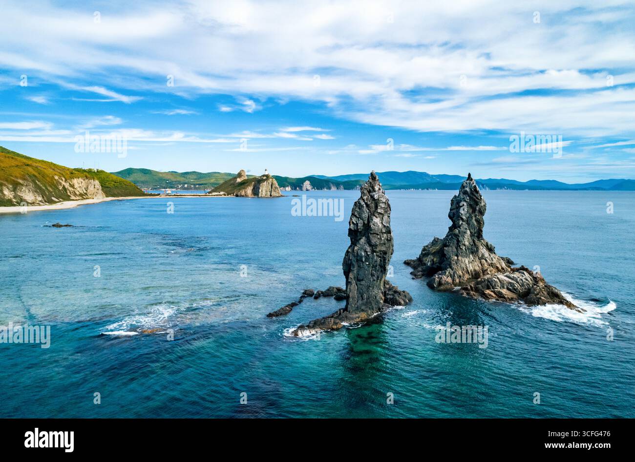 Superbe paysage côtier au lever du soleil avec des formations rocheuses distinctes et des eaux océaniques claires Banque D'Images