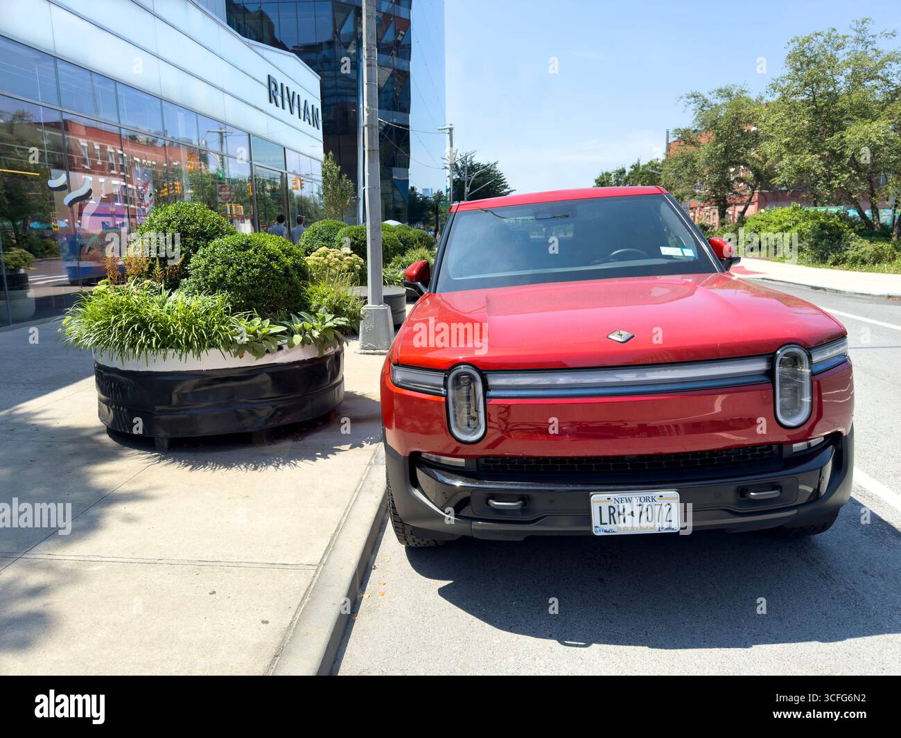 Extérieur du camion électrique Rivian et de la salle d'exposition, 461 West 14th Street, Meatpacking District, Manhattan, New York City, New York, ÉTATS-UNIS Banque D'Images