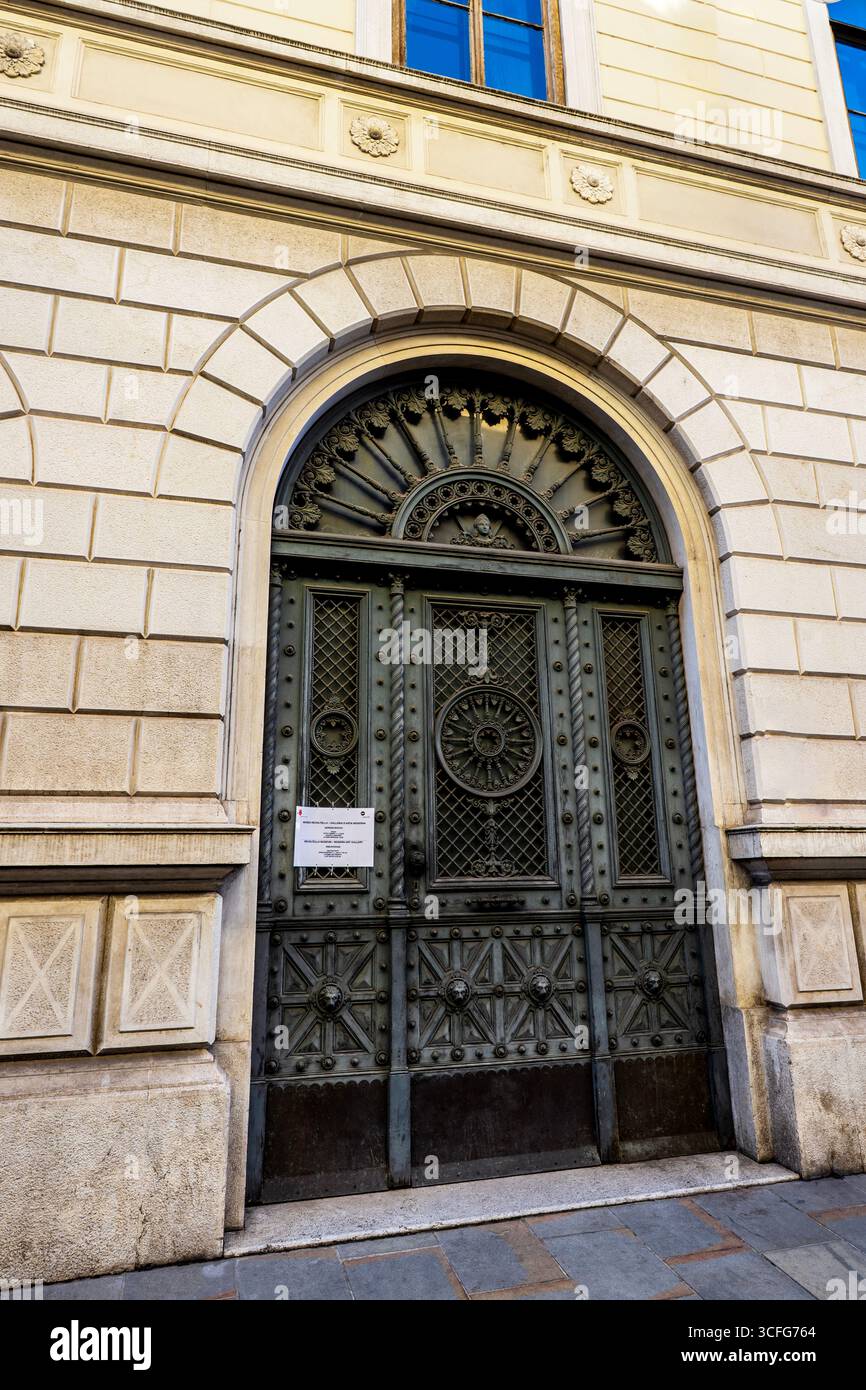 L'élément central du musée Revoltella à Trieste, en Italie, est une porte étonnamment imposante située dans un cadre architectural de style classique. Banque D'Images