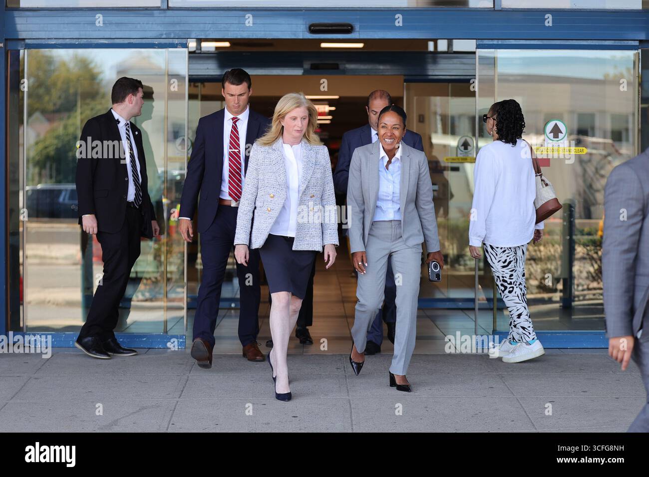 QUEENS, NEW YORK – 22 AOÛT : le maire Eric Adams et la commissaire du NYPD Jessica Tisch informent les médias après qu'un détective de Queens South Narcotics a été abattu au bras et à la jambe lors d'une tentative de riposte de carjacking près de la Whitestone Expressway et de la 22e route. L'agent, un vétéran de la police de New York depuis 12 ans, est dans un état stable après une intervention chirurgicale à l'hôpital Jamaica. Le maire Adams a rendu visite plus tard au détective et à sa famille. (Photo : Luiz Rampelotto/EuropaNewswire) Banque D'Images