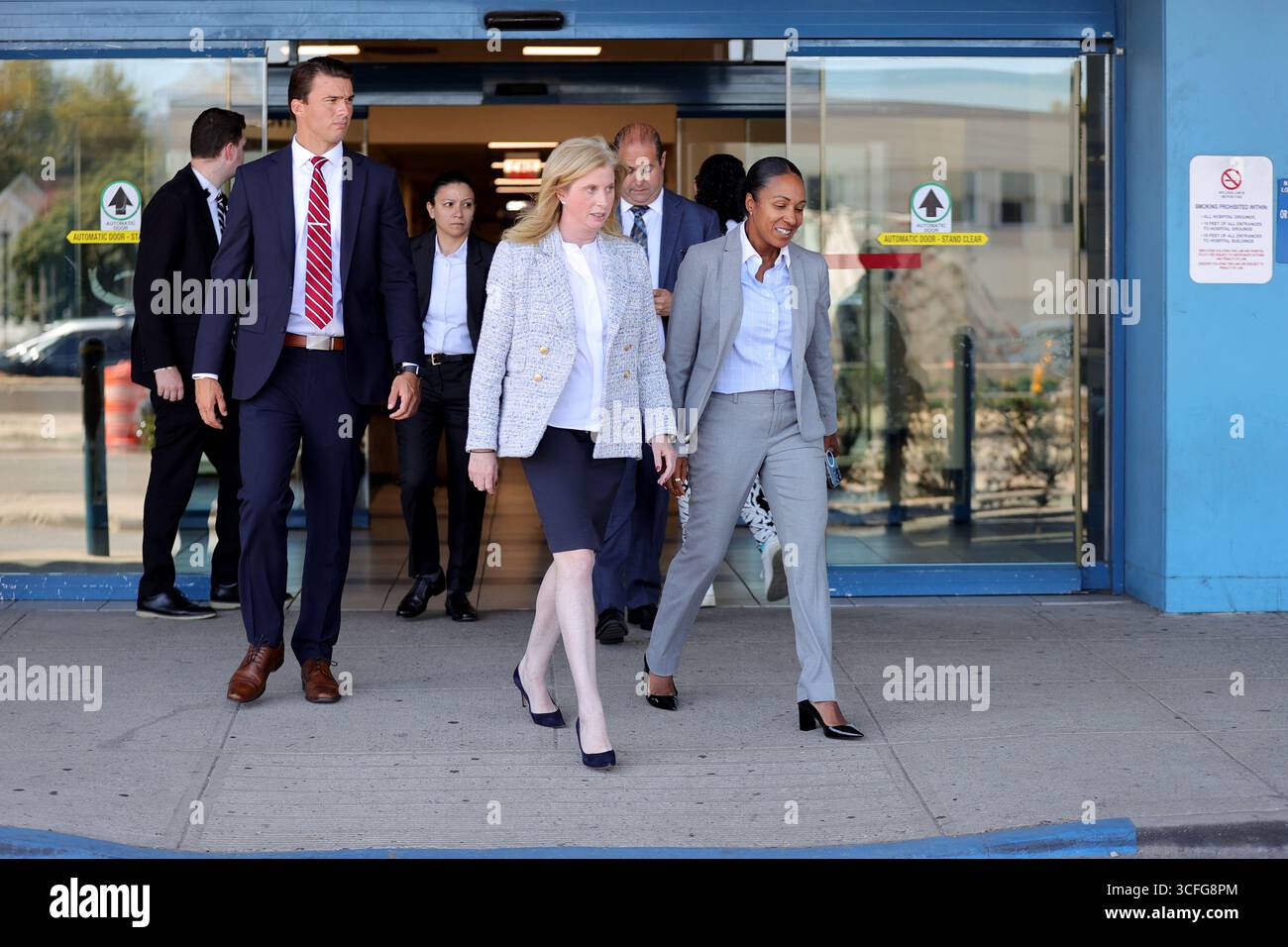 QUEENS, NEW YORK – 22 AOÛT : le maire Eric Adams et la commissaire du NYPD Jessica Tisch informent les médias après qu'un détective de Queens South Narcotics a été abattu au bras et à la jambe lors d'une tentative de riposte de carjacking près de la Whitestone Expressway et de la 22e route. L'agent, un vétéran de la police de New York depuis 12 ans, est dans un état stable après une intervention chirurgicale à l'hôpital Jamaica. Le maire Adams a rendu visite plus tard au détective et à sa famille. (Photo : Luiz Rampelotto/EuropaNewswire) Banque D'Images