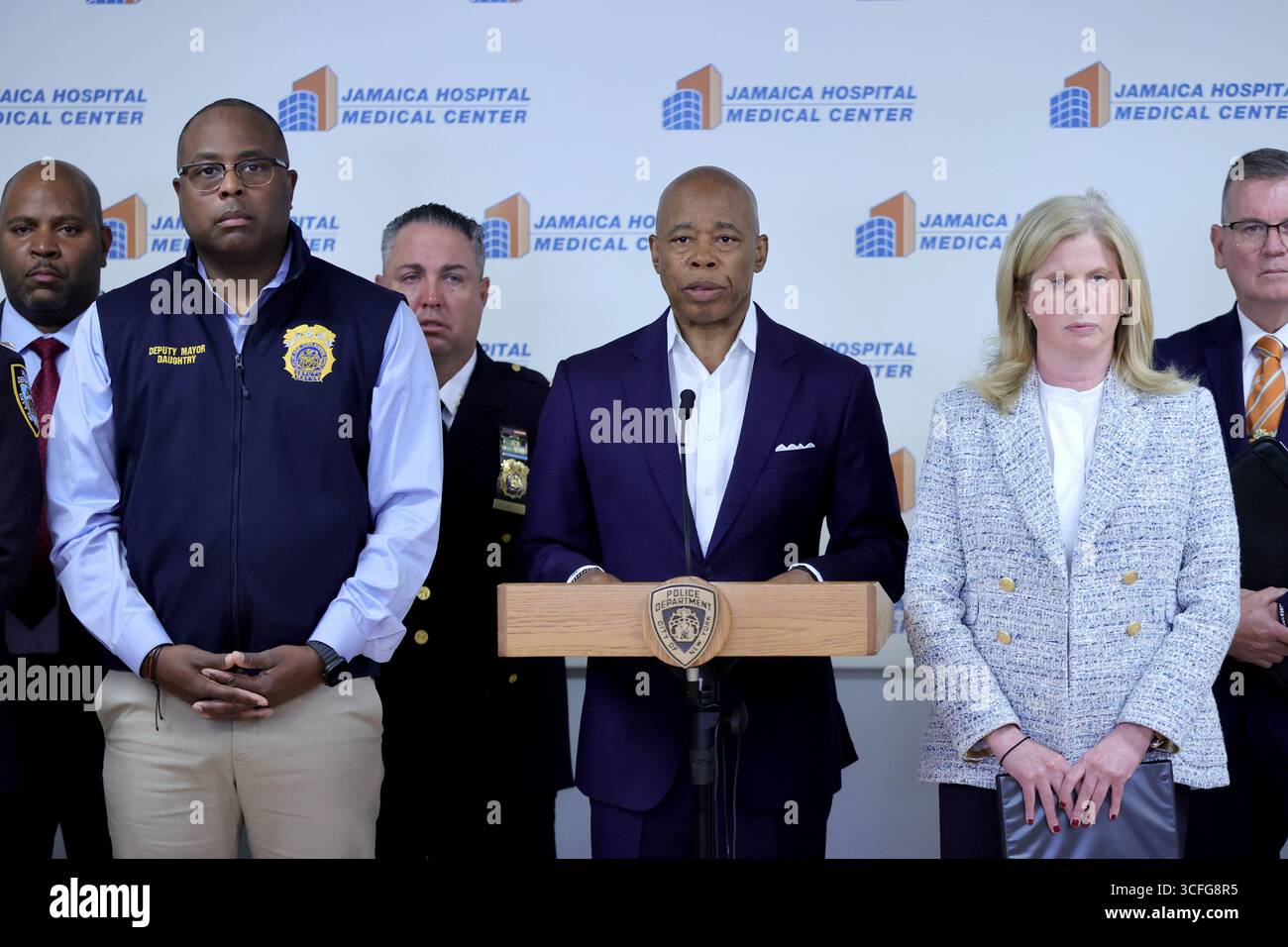 QUEENS, NEW YORK – 22 AOÛT : le maire Eric Adams et la commissaire du NYPD Jessica Tisch informent les médias après qu'un détective de Queens South Narcotics a été abattu au bras et à la jambe lors d'une tentative de riposte de carjacking près de la Whitestone Expressway et de la 22e route. L'agent, un vétéran de la police de New York depuis 12 ans, est dans un état stable après une intervention chirurgicale à l'hôpital Jamaica. Le maire Adams a rendu visite plus tard au détective et à sa famille. (Photo : Luiz Rampelotto/EuropaNewswire) Banque D'Images