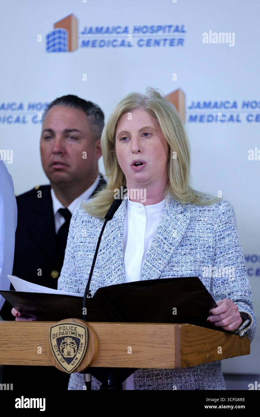 QUEENS, NEW YORK – 22 AOÛT : le maire Eric Adams et la commissaire du NYPD Jessica Tisch informent les médias après qu'un détective de Queens South Narcotics a été abattu au bras et à la jambe lors d'une tentative de riposte de carjacking près de la Whitestone Expressway et de la 22e route. L'agent, un vétéran de la police de New York depuis 12 ans, est dans un état stable après une intervention chirurgicale à l'hôpital Jamaica. Le maire Adams a rendu visite plus tard au détective et à sa famille. (Photo : Luiz Rampelotto/EuropaNewswire) Banque D'Images