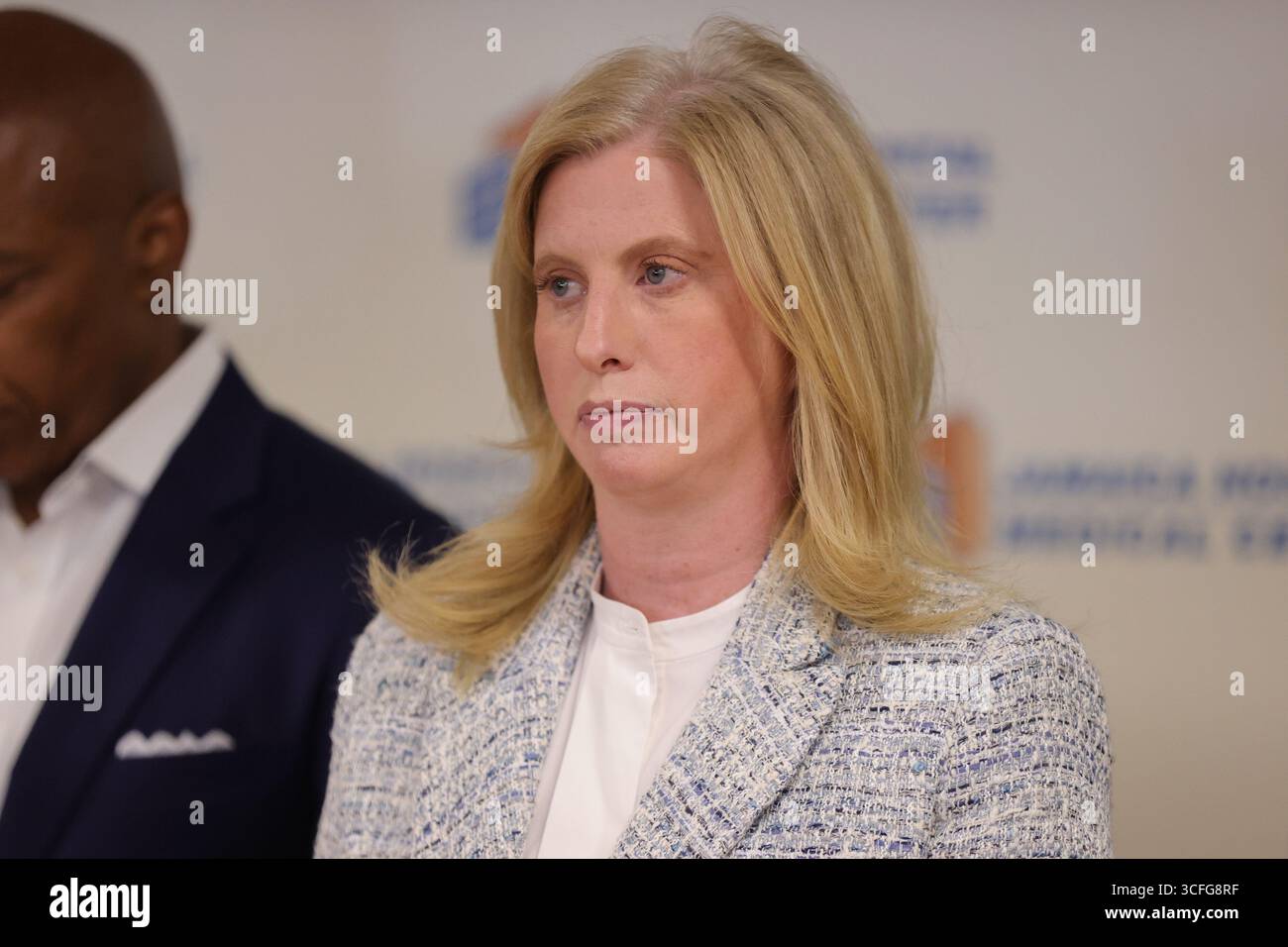 QUEENS, NEW YORK – 22 AOÛT : le maire Eric Adams et la commissaire du NYPD Jessica Tisch informent les médias après qu'un détective de Queens South Narcotics a été abattu au bras et à la jambe lors d'une tentative de riposte de carjacking près de la Whitestone Expressway et de la 22e route. L'agent, un vétéran de la police de New York depuis 12 ans, est dans un état stable après une intervention chirurgicale à l'hôpital Jamaica. Le maire Adams a rendu visite plus tard au détective et à sa famille. (Photo : Luiz Rampelotto/EuropaNewswire) Banque D'Images