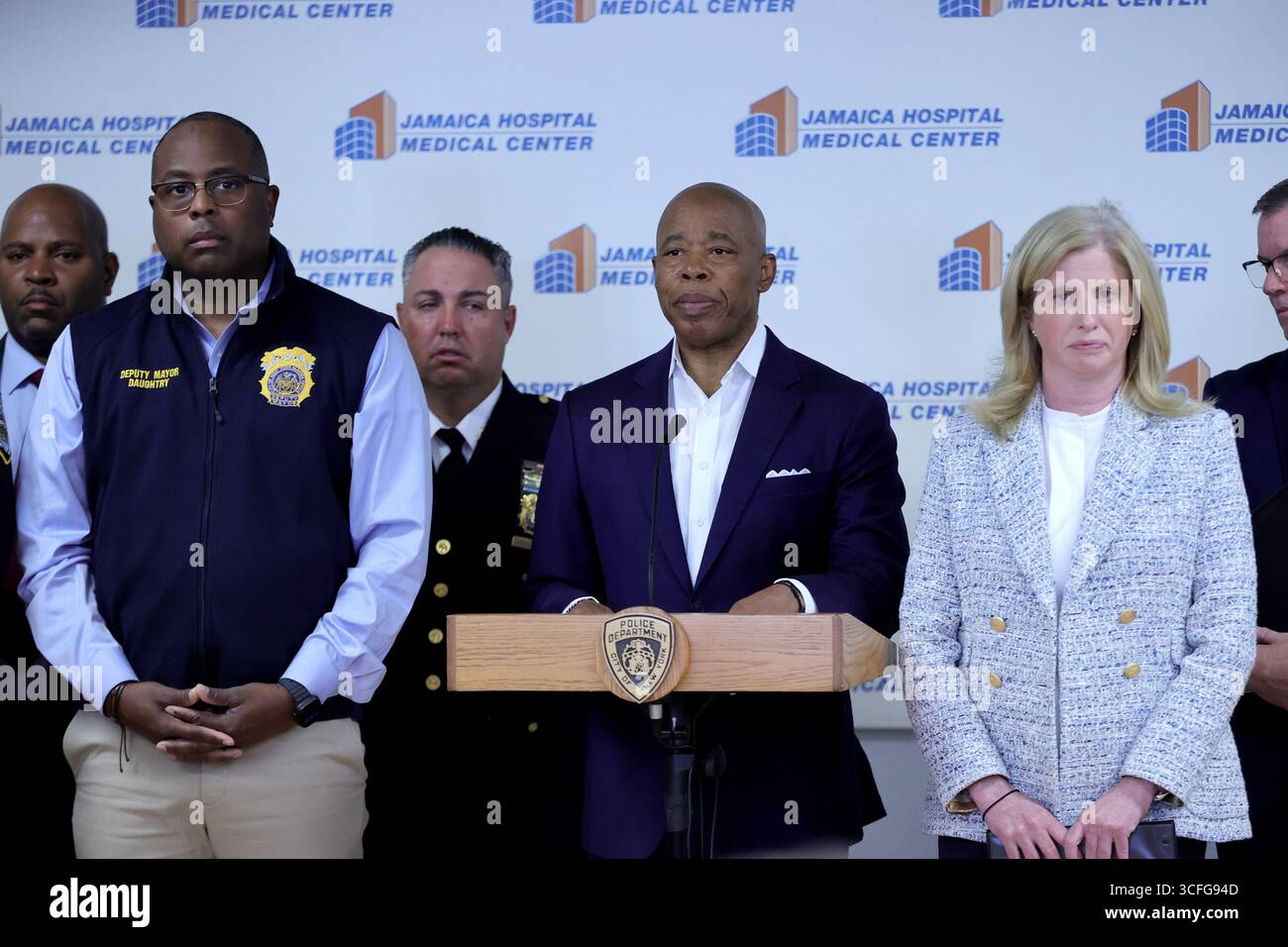 QUEENS, NEW YORK – 22 AOÛT : le maire Eric Adams et la commissaire du NYPD Jessica Tisch informent les médias après qu'un détective de Queens South Narcotics a été abattu au bras et à la jambe lors d'une tentative de riposte de carjacking près de la Whitestone Expressway et de la 22e route. L'agent, un vétéran de la police de New York depuis 12 ans, est dans un état stable après une intervention chirurgicale à l'hôpital Jamaica. Le maire Adams a rendu visite plus tard au détective et à sa famille. (Photo : Luiz Rampelotto/EuropaNewswire) Banque D'Images