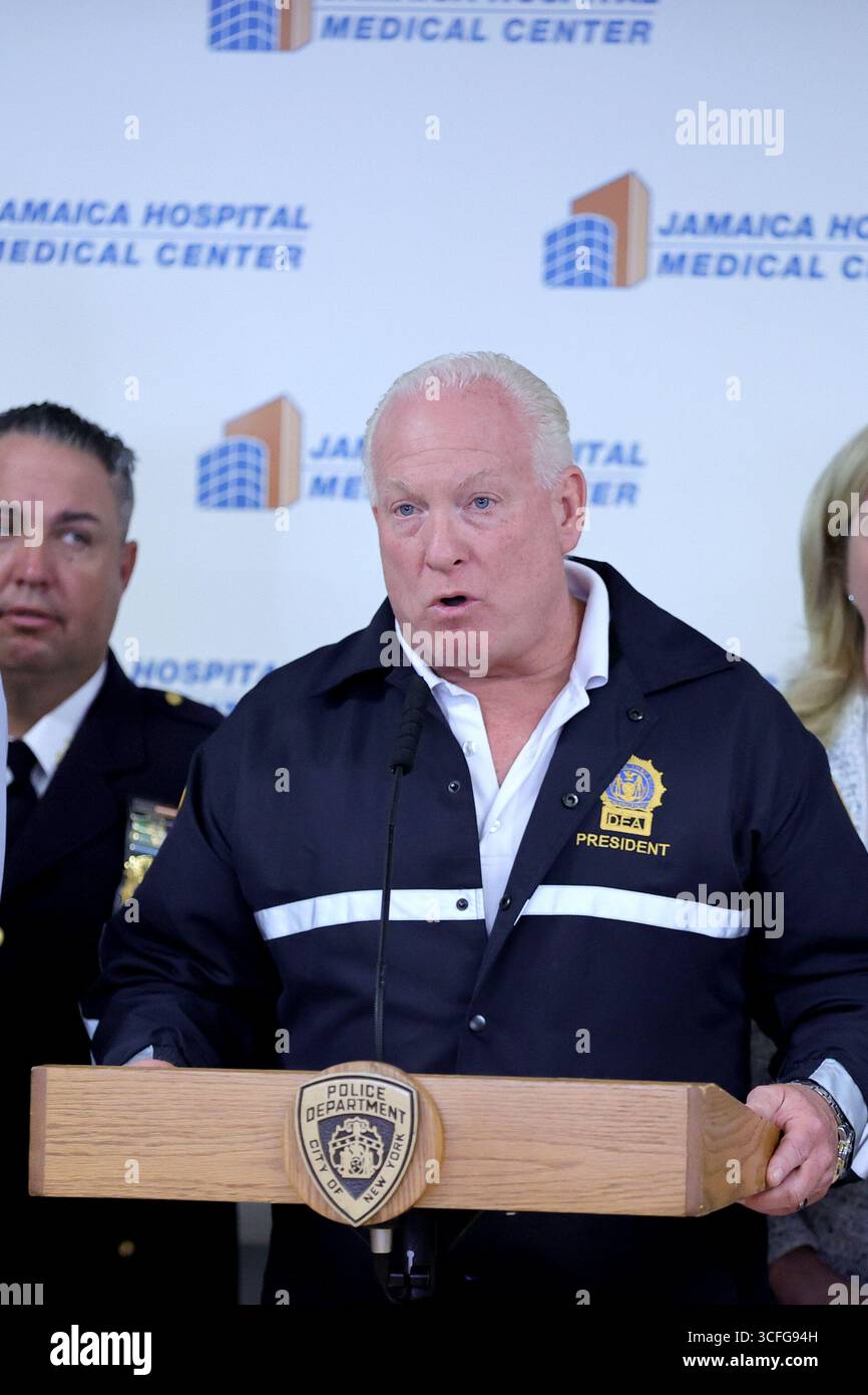 QUEENS, NEW YORK – 22 AOÛT : Scott Munro, président de la Detectives' Endowment Association, le maire Eric Adams et la commissaire du NYPD Jessica Tisch ont informé les médias après qu'un détective de Queens South Narcotics a été abattu au bras et à la jambe lors d'une tentative de carjacking près de la Whitestone Expressway et de la 22nd Road. L'agent, un vétéran de la police de New York depuis 12 ans, est dans un état stable après une intervention chirurgicale à l'hôpital Jamaica. Le maire Adams a rendu visite plus tard au détective et à sa famille. (Photo : Luiz Rampelotto/EuropaNewswire) Banque D'Images