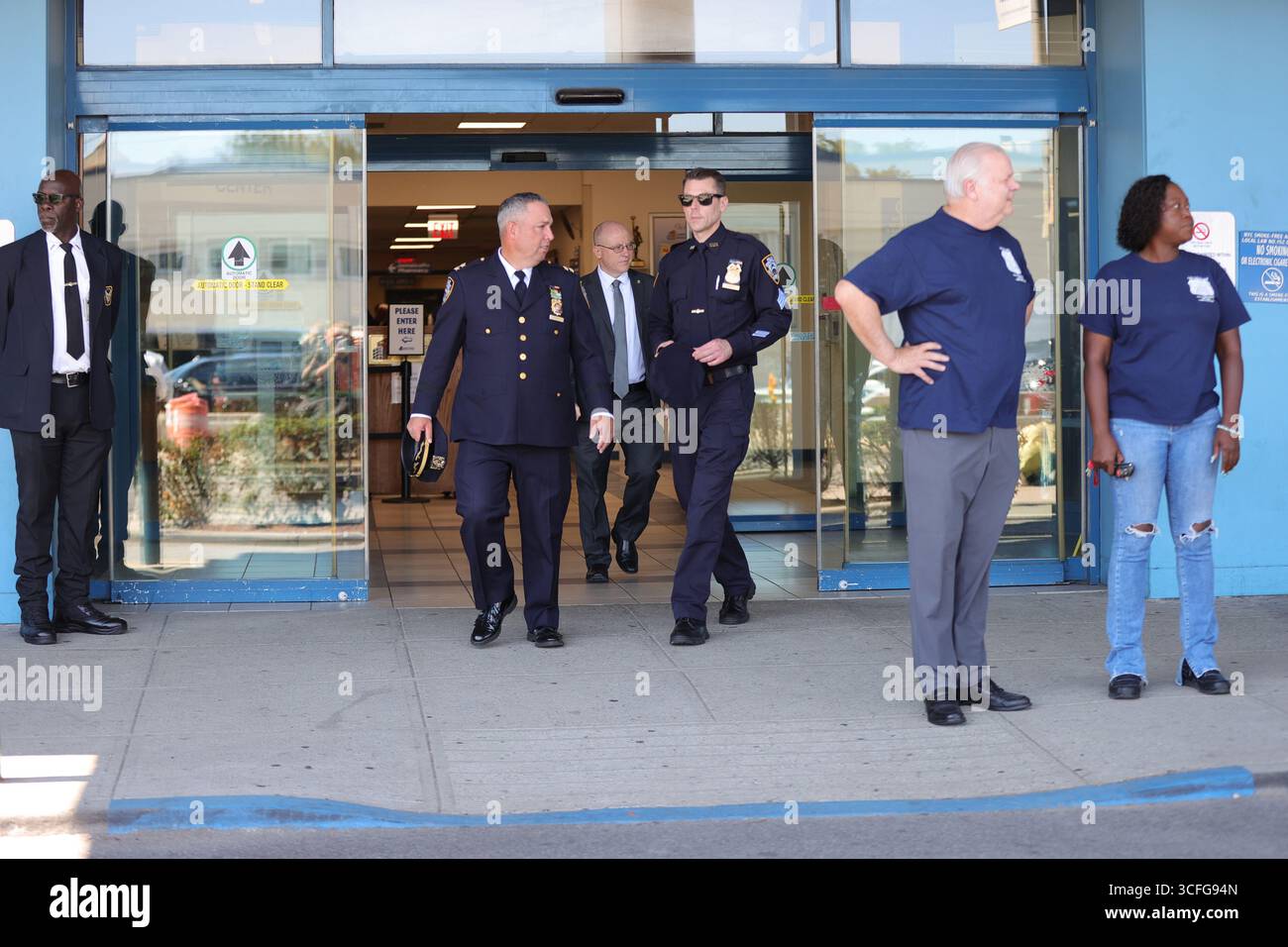 QUEENS, NEW YORK – 22 AOÛT : le maire Eric Adams et la commissaire du NYPD Jessica Tisch informent les médias après qu'un détective de Queens South Narcotics a été abattu au bras et à la jambe lors d'une tentative de riposte de carjacking près de la Whitestone Expressway et de la 22e route. L'agent, un vétéran de la police de New York depuis 12 ans, est dans un état stable après une intervention chirurgicale à l'hôpital Jamaica. Le maire Adams a rendu visite plus tard au détective et à sa famille. (Photo : Luiz Rampelotto/EuropaNewswire) Banque D'Images