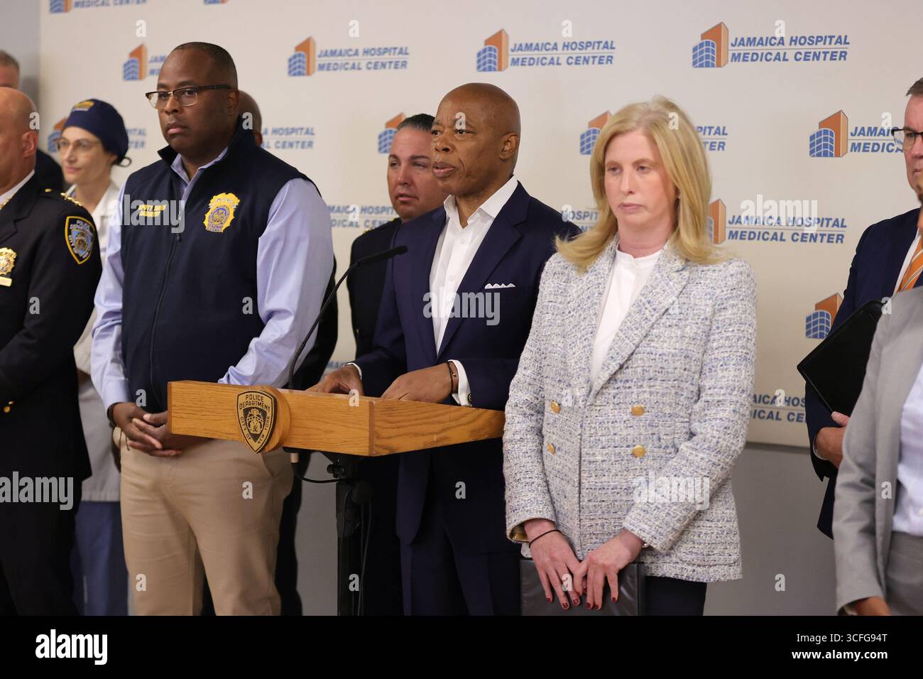 QUEENS, NEW YORK – 22 AOÛT : le maire Eric Adams et la commissaire du NYPD Jessica Tisch informent les médias après qu'un détective de Queens South Narcotics a été abattu au bras et à la jambe lors d'une tentative de riposte de carjacking près de la Whitestone Expressway et de la 22e route. L'agent, un vétéran de la police de New York depuis 12 ans, est dans un état stable après une intervention chirurgicale à l'hôpital Jamaica. Le maire Adams a rendu visite plus tard au détective et à sa famille. (Photo : Luiz Rampelotto/EuropaNewswire) Banque D'Images