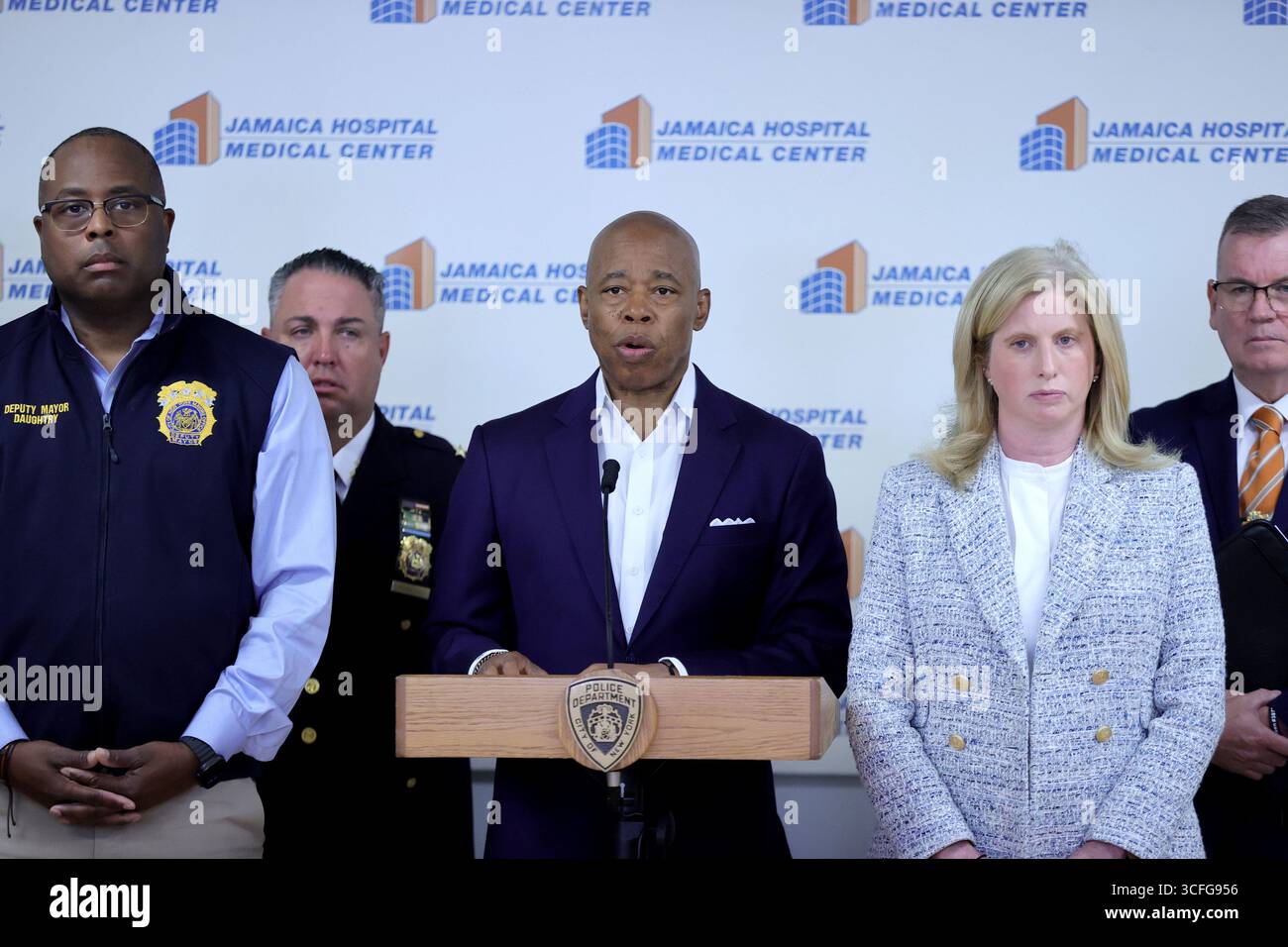 QUEENS, NEW YORK – 22 AOÛT : le maire Eric Adams et la commissaire du NYPD Jessica Tisch informent les médias après qu'un détective de Queens South Narcotics a été abattu au bras et à la jambe lors d'une tentative de riposte de carjacking près de la Whitestone Expressway et de la 22e route. L'agent, un vétéran de la police de New York depuis 12 ans, est dans un état stable après une intervention chirurgicale à l'hôpital Jamaica. Le maire Adams a rendu visite plus tard au détective et à sa famille. (Photo : Luiz Rampelotto/EuropaNewswire) Banque D'Images