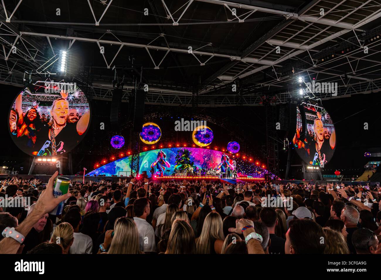 Londres, Royaume-Uni. 22 août 2025. Chris Martin, Guy Berryman, Jonny Buckland et Will Champion de Coldplay se produisent en direct sur scène au stade de Wembley. Coldplay a joué la première nuit de leur 10 dates run au Wembley Stadium London UK dans le cadre de leur tournée Music of the Spheres World Tour. Crédit : SOPA images Limited/Alamy Live News Banque D'Images