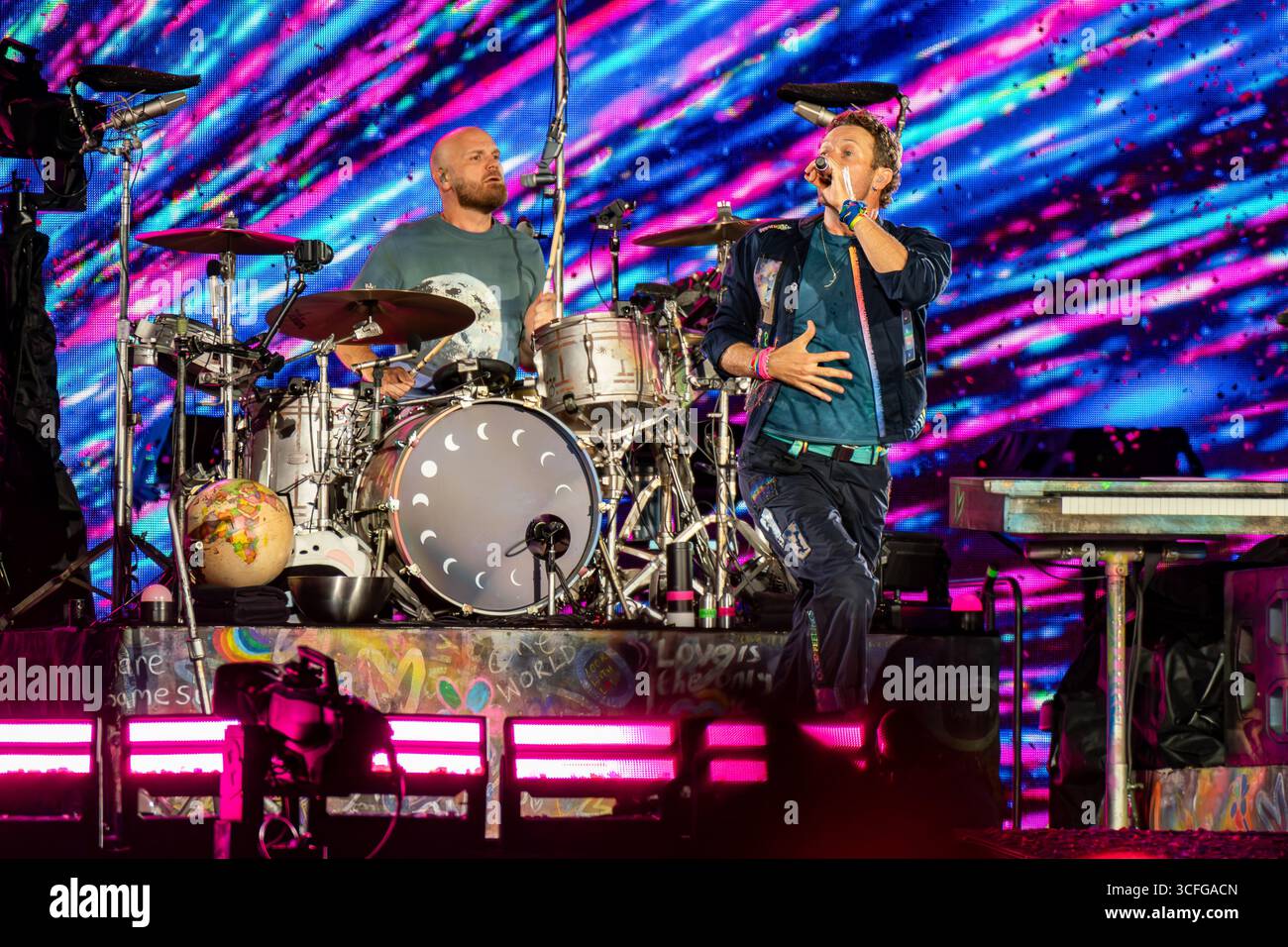 Londres, Royaume-Uni. 22 août 2025. Chris Martin, Guy Berryman, Jonny Buckland et Will Champion de Coldplay se produisent en direct sur scène au stade de Wembley. Coldplay a joué la première nuit de leur 10 dates run au Wembley Stadium London UK dans le cadre de leur tournée Music of the Spheres World Tour. Crédit : SOPA images Limited/Alamy Live News Banque D'Images