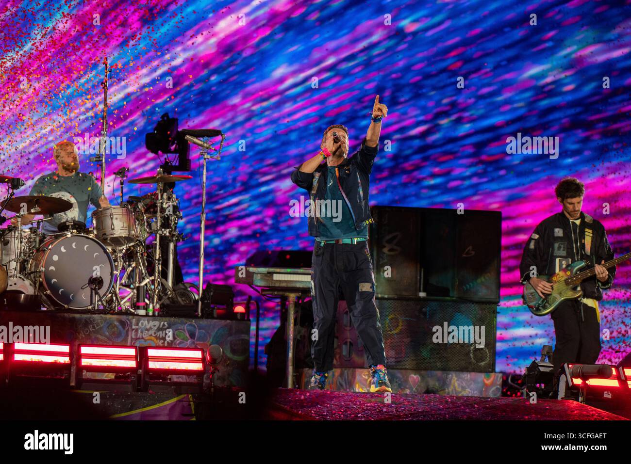 Londres, Royaume-Uni. 22 août 2025. Chris Martin, Guy Berryman, Jonny Buckland et Will Champion de Coldplay se produisent en direct sur scène au stade de Wembley. Coldplay a joué la première nuit de leur 10 dates run au Wembley Stadium London UK dans le cadre de leur tournée Music of the Spheres World Tour. Crédit : SOPA images Limited/Alamy Live News Banque D'Images