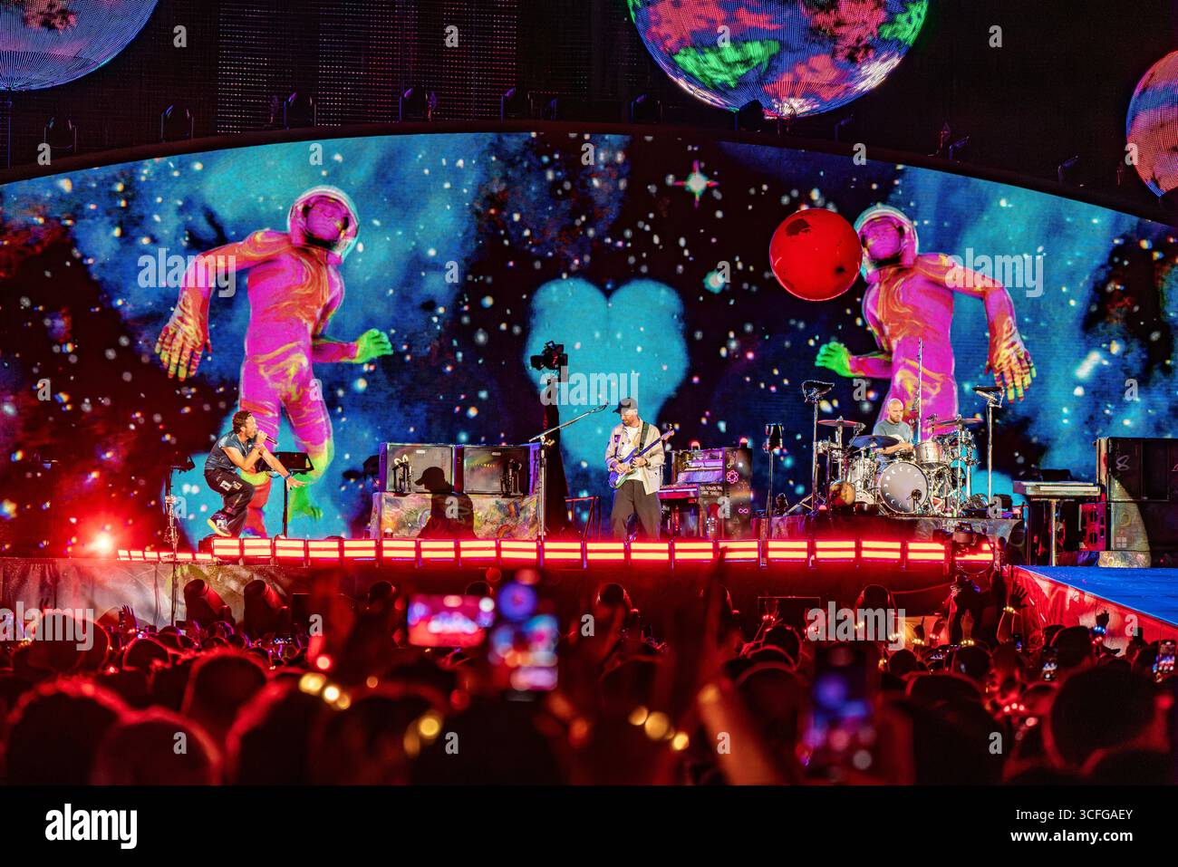 Londres, Royaume-Uni. 22 août 2025. Chris Martin, Guy Berryman, Jonny Buckland et Will Champion de Coldplay se produisent en direct sur scène au stade de Wembley. Coldplay a joué la première nuit de leur 10 dates run au Wembley Stadium London UK dans le cadre de leur tournée Music of the Spheres World Tour. Crédit : SOPA images Limited/Alamy Live News Banque D'Images