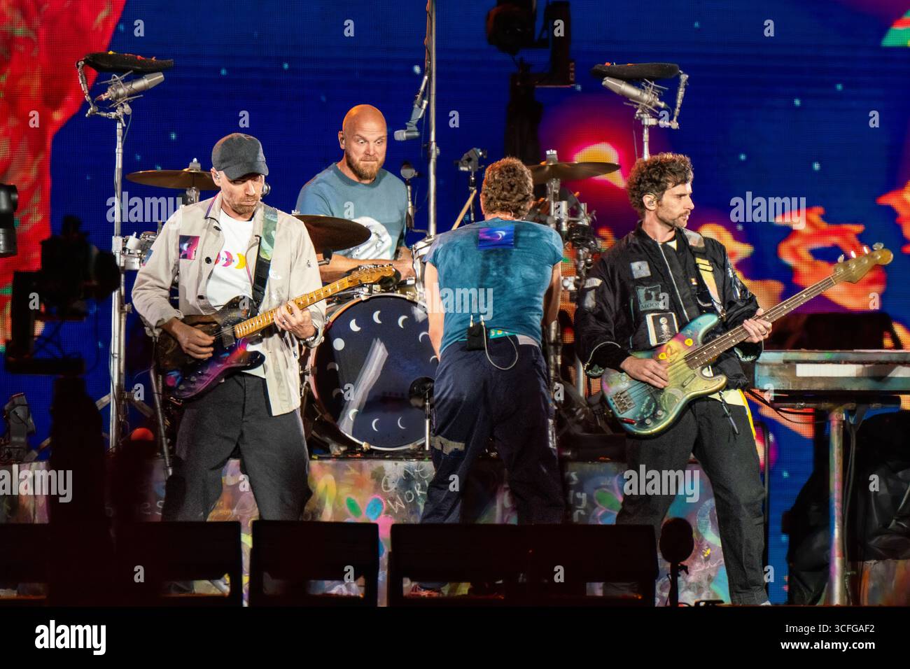 Londres, Royaume-Uni. 22 août 2025. Chris Martin, Guy Berryman, Jonny Buckland et Will Champion de Coldplay se produisent en direct sur scène au stade de Wembley. Coldplay a joué la première nuit de leur 10 dates run au Wembley Stadium London UK dans le cadre de leur tournée Music of the Spheres World Tour. Crédit : SOPA images Limited/Alamy Live News Banque D'Images