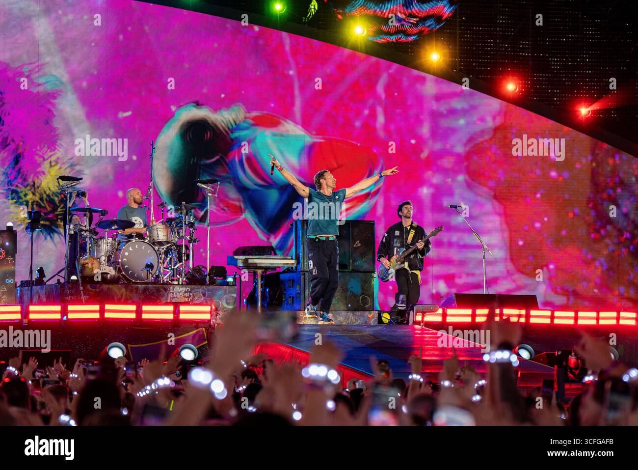 Londres, Royaume-Uni. 22 août 2025. Chris Martin, Guy Berryman, Jonny Buckland et Will Champion de Coldplay se produisent en direct sur scène au stade de Wembley. Coldplay a joué la première nuit de leur 10 dates run au Wembley Stadium London UK dans le cadre de leur tournée Music of the Spheres World Tour. Crédit : SOPA images Limited/Alamy Live News Banque D'Images
