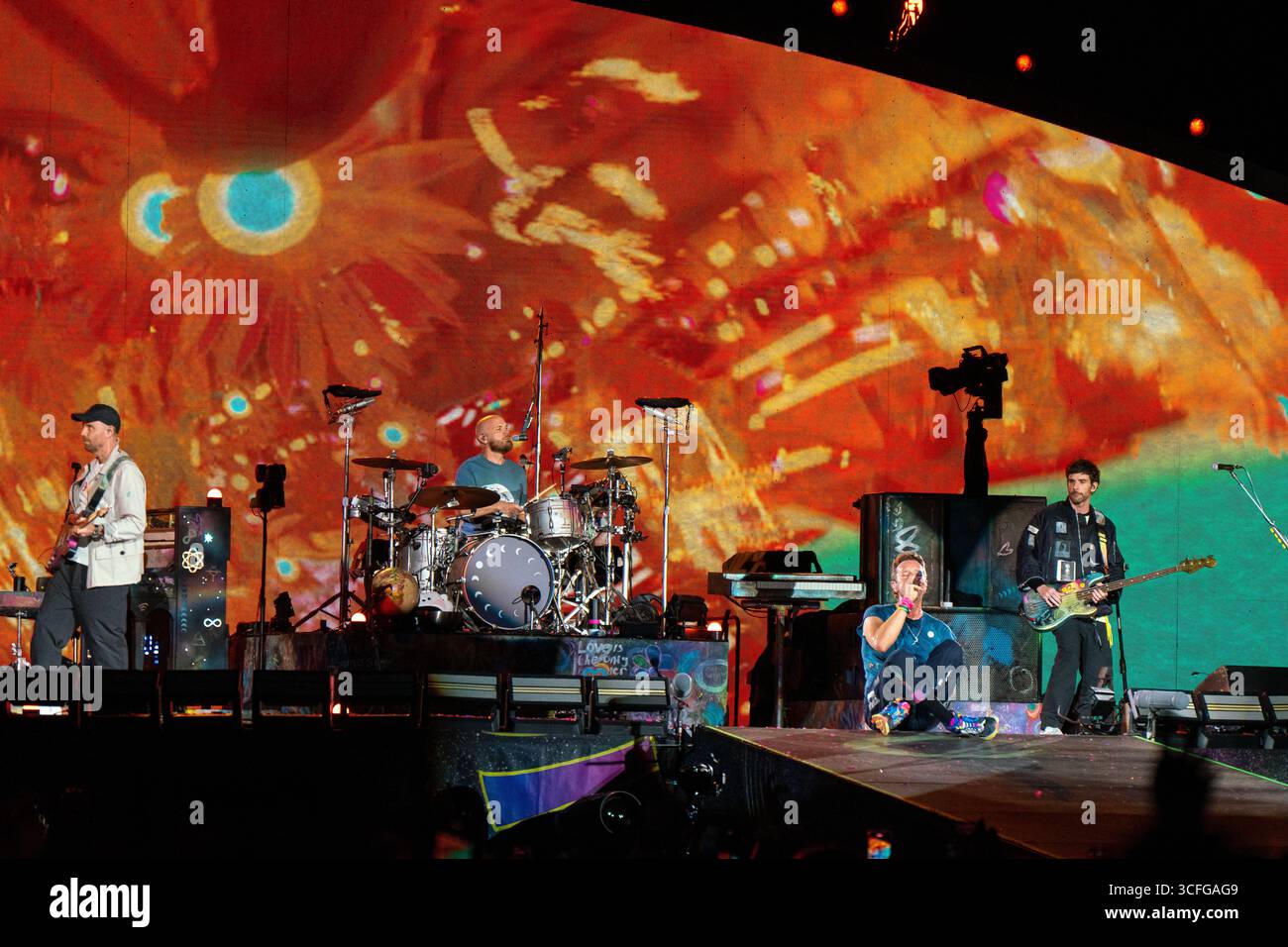 Londres, Royaume-Uni. 22 août 2025. Chris Martin, Guy Berryman, Jonny Buckland et Will Champion de Coldplay se produisent en direct sur scène au stade de Wembley. Coldplay a joué la première nuit de leur 10 dates run au Wembley Stadium London UK dans le cadre de leur tournée Music of the Spheres World Tour. Crédit : SOPA images Limited/Alamy Live News Banque D'Images