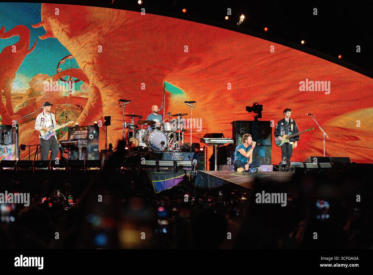 Londres, Royaume-Uni. 22 août 2025. Chris Martin, Guy Berryman, Jonny Buckland et Will Champion de Coldplay se produisent en direct sur scène au stade de Wembley. Coldplay a joué la première nuit de leur 10 dates run au Wembley Stadium London UK dans le cadre de leur tournée Music of the Spheres World Tour. Crédit : SOPA images Limited/Alamy Live News Banque D'Images