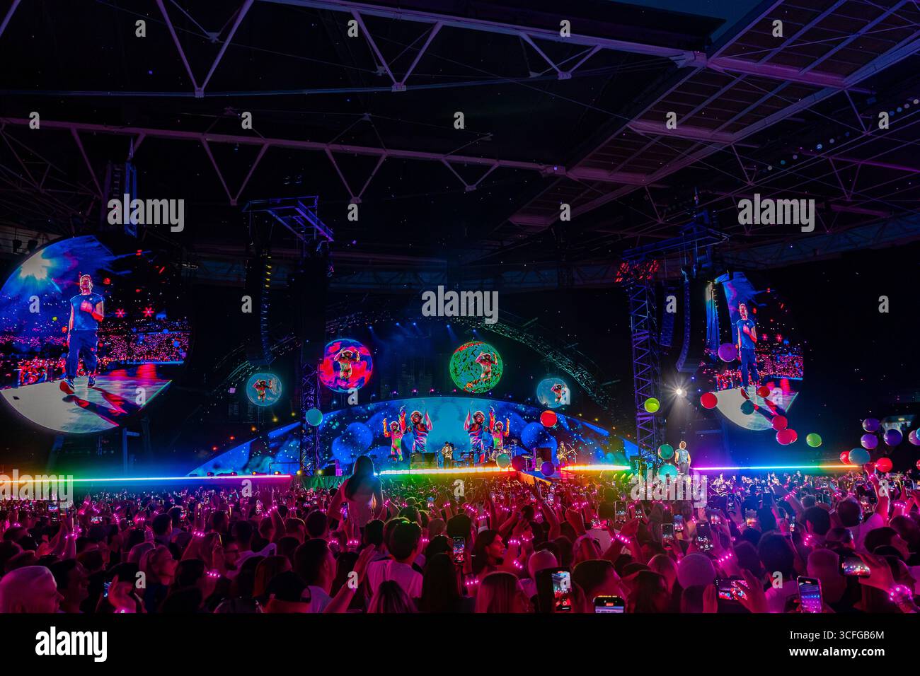 Londres, Royaume-Uni. 22 août 2025. Chris Martin, Guy Berryman, Jonny Buckland et Will Champion de Coldplay se produisent en direct sur scène au stade de Wembley. Coldplay a joué la première nuit de leur 10 dates run au Wembley Stadium London UK dans le cadre de leur tournée Music of the Spheres World Tour. (Photo de Bonnie Britain/SOPA images/SIPA USA) crédit : SIPA USA/Alamy Live News Banque D'Images
