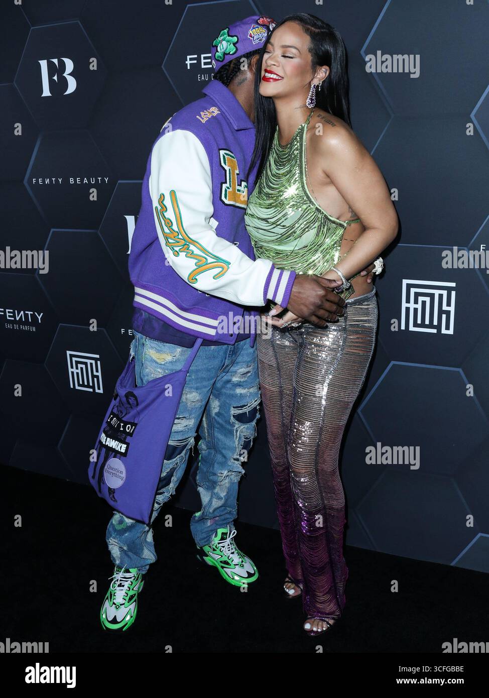 (FILE) la Fondation Clara Lionel de Rihanna mettra en lumière l’art caribéen avec le partenariat de la Fondation New Mellon. HOLLYWOOD, LOS ANGELES, CALIFORNIE, États-Unis - 11 FÉVRIER : le rappeur américain A$AP Rocky (ASAP Rocky, Rakim Athelaston Mayers) et sa petite amie enceinte/chanteuse barbadienne, actrice, femme d'affaires et humanitaire Rihanna (Robyn Rihanna Fenty) portant l'Attico arrivent à la Fenty Beauty and Fenty Skin Celebration organisée par Rihanna aux Goya Studios le 11 février 2022 à Hollywood, Los Angeles, Californie, États-Unis. (Photo de Xavier Collin/image Press Agency) Banque D'Images