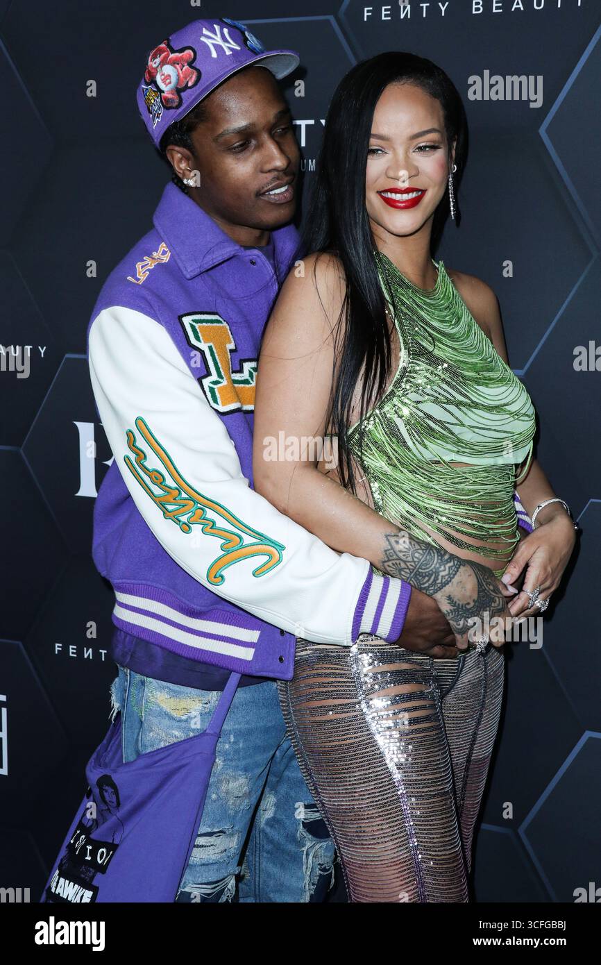 (FILE) la Fondation Clara Lionel de Rihanna mettra en lumière l’art caribéen avec le partenariat de la Fondation New Mellon. HOLLYWOOD, LOS ANGELES, CALIFORNIE, États-Unis - 11 FÉVRIER : le rappeur américain A$AP Rocky (ASAP Rocky, Rakim Athelaston Mayers) et sa petite amie enceinte/chanteuse barbadienne, actrice, femme d'affaires et humanitaire Rihanna (Robyn Rihanna Fenty) portant l'Attico arrivent à la Fenty Beauty and Fenty Skin Celebration organisée par Rihanna aux Goya Studios le 11 février 2022 à Hollywood, Los Angeles, Californie, États-Unis. (Photo de Xavier Collin/image Press Agency) Banque D'Images
