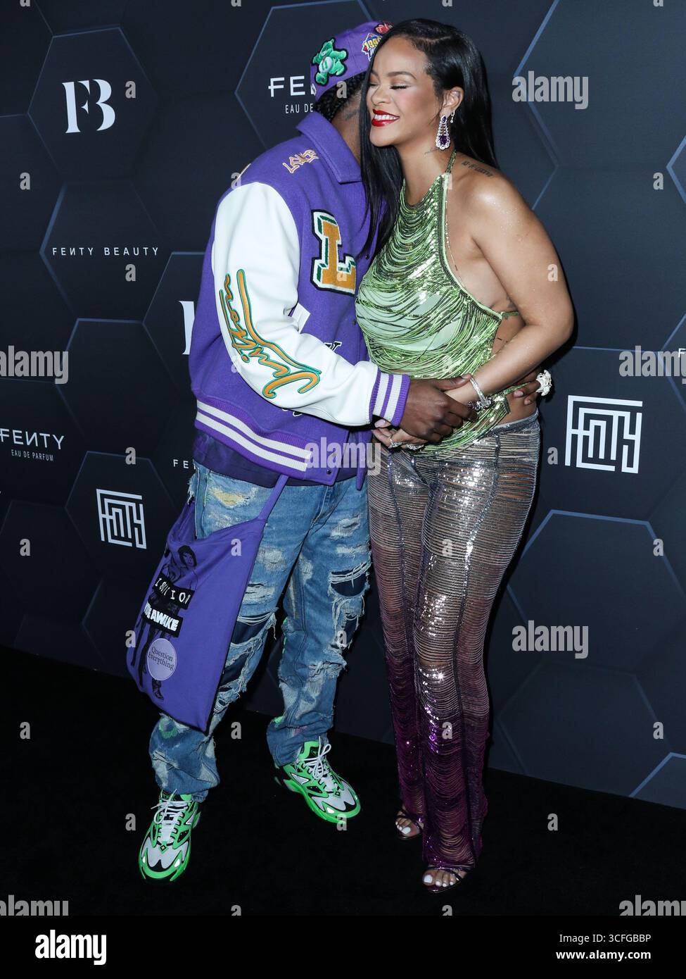 (FILE) la Fondation Clara Lionel de Rihanna mettra en lumière l’art caribéen avec le partenariat de la Fondation New Mellon. HOLLYWOOD, LOS ANGELES, CALIFORNIE, États-Unis - 11 FÉVRIER : le rappeur américain A$AP Rocky (ASAP Rocky, Rakim Athelaston Mayers) et sa petite amie enceinte/chanteuse barbadienne, actrice, femme d'affaires et humanitaire Rihanna (Robyn Rihanna Fenty) portant l'Attico arrivent à la Fenty Beauty and Fenty Skin Celebration organisée par Rihanna aux Goya Studios le 11 février 2022 à Hollywood, Los Angeles, Californie, États-Unis. (Photo de Xavier Collin/image Press Agency) Banque D'Images