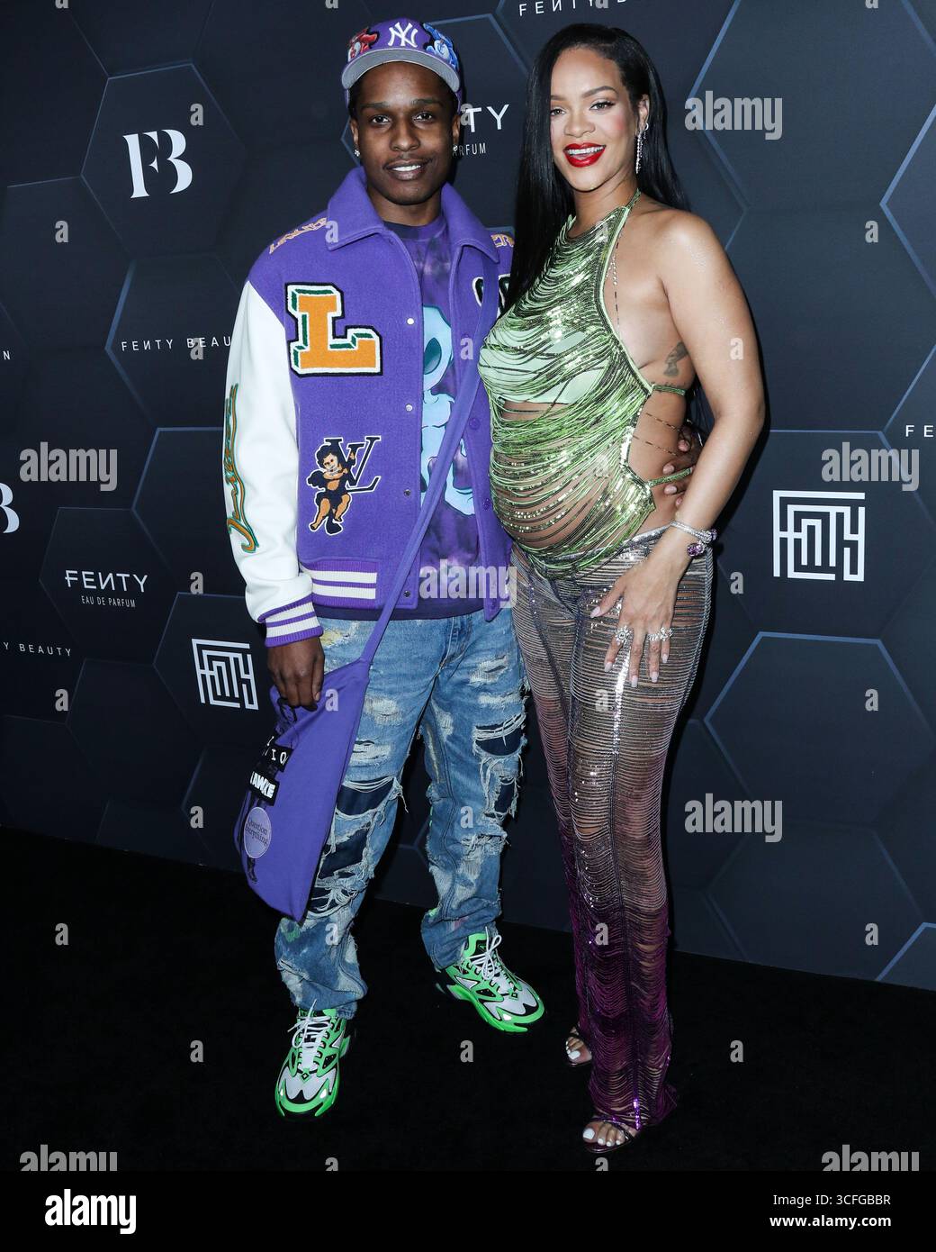 (FILE) la Fondation Clara Lionel de Rihanna mettra en lumière l’art caribéen avec le partenariat de la Fondation New Mellon. HOLLYWOOD, LOS ANGELES, CALIFORNIE, États-Unis - 11 FÉVRIER : le rappeur américain A$AP Rocky (ASAP Rocky, Rakim Athelaston Mayers) et sa petite amie enceinte/chanteuse barbadienne, actrice, femme d'affaires et humanitaire Rihanna (Robyn Rihanna Fenty) portant l'Attico arrivent à la Fenty Beauty and Fenty Skin Celebration organisée par Rihanna aux Goya Studios le 11 février 2022 à Hollywood, Los Angeles, Californie, États-Unis. (Photo de Xavier Collin/image Press Agency) Banque D'Images