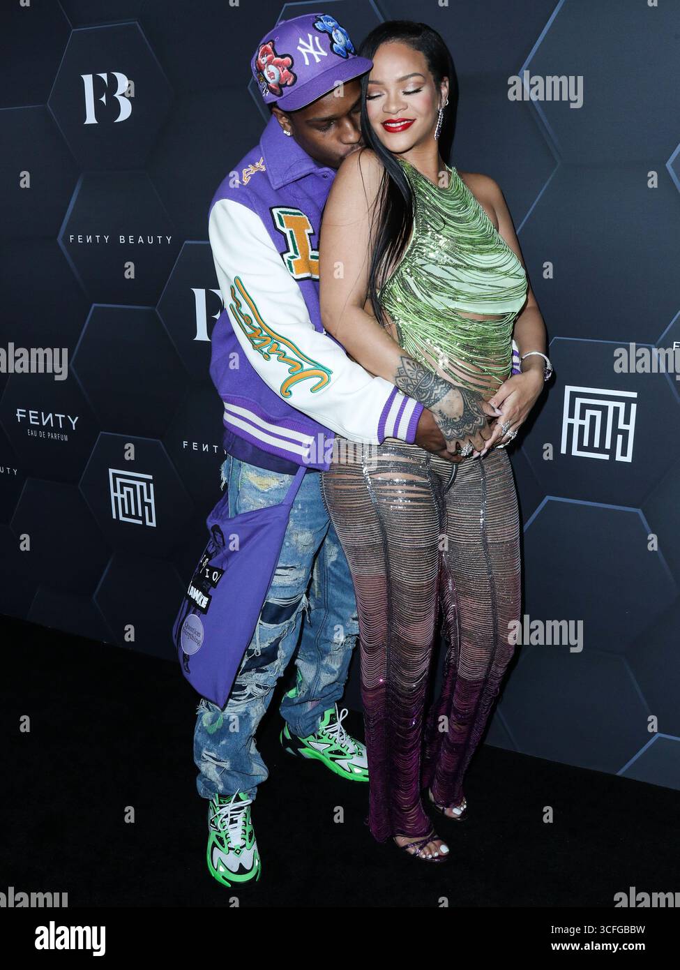 (FILE) la Fondation Clara Lionel de Rihanna mettra en lumière l’art caribéen avec le partenariat de la Fondation New Mellon. HOLLYWOOD, LOS ANGELES, CALIFORNIE, États-Unis - 11 FÉVRIER : le rappeur américain A$AP Rocky (ASAP Rocky, Rakim Athelaston Mayers) et sa petite amie enceinte/chanteuse barbadienne, actrice, femme d'affaires et humanitaire Rihanna (Robyn Rihanna Fenty) portant l'Attico arrivent à la Fenty Beauty and Fenty Skin Celebration organisée par Rihanna aux Goya Studios le 11 février 2022 à Hollywood, Los Angeles, Californie, États-Unis. (Photo de Xavier Collin/image Press Agency) Banque D'Images