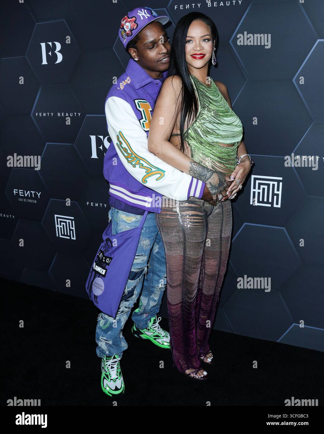 (FILE) la Fondation Clara Lionel de Rihanna mettra en lumière l’art caribéen avec le partenariat de la Fondation New Mellon. HOLLYWOOD, LOS ANGELES, CALIFORNIE, États-Unis - 11 FÉVRIER : le rappeur américain A$AP Rocky (ASAP Rocky, Rakim Athelaston Mayers) et sa petite amie enceinte/chanteuse barbadienne, actrice, femme d'affaires et humanitaire Rihanna (Robyn Rihanna Fenty) portant l'Attico arrivent à la Fenty Beauty and Fenty Skin Celebration organisée par Rihanna aux Goya Studios le 11 février 2022 à Hollywood, Los Angeles, Californie, États-Unis. (Photo de Xavier Collin/image Press Agency) Banque D'Images