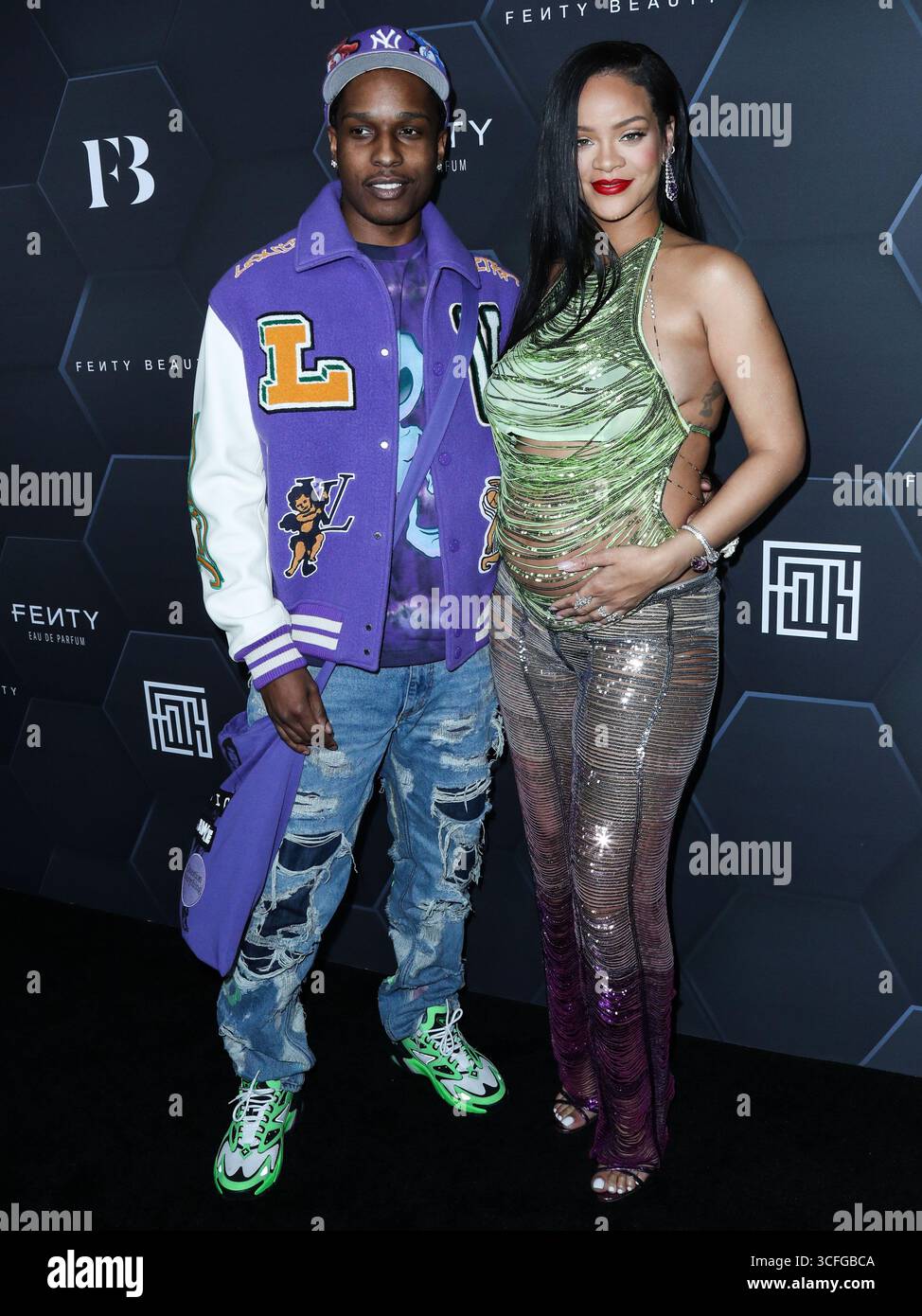 (FILE) la Fondation Clara Lionel de Rihanna mettra en lumière l’art caribéen avec le partenariat de la Fondation New Mellon. HOLLYWOOD, LOS ANGELES, CALIFORNIE, États-Unis - 11 FÉVRIER : le rappeur américain A$AP Rocky (ASAP Rocky, Rakim Athelaston Mayers) et sa petite amie enceinte/chanteuse barbadienne, actrice, femme d'affaires et humanitaire Rihanna (Robyn Rihanna Fenty) portant l'Attico arrivent à la Fenty Beauty and Fenty Skin Celebration organisée par Rihanna aux Goya Studios le 11 février 2022 à Hollywood, Los Angeles, Californie, États-Unis. (Photo de Xavier Collin/image Press Agency) Banque D'Images