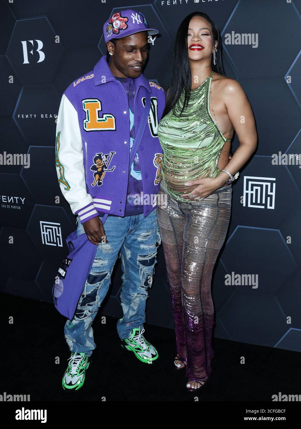 (FILE) la Fondation Clara Lionel de Rihanna mettra en lumière l’art caribéen avec le partenariat de la Fondation New Mellon. HOLLYWOOD, LOS ANGELES, CALIFORNIE, États-Unis - 11 FÉVRIER : le rappeur américain A$AP Rocky (ASAP Rocky, Rakim Athelaston Mayers) et sa petite amie enceinte/chanteuse barbadienne, actrice, femme d'affaires et humanitaire Rihanna (Robyn Rihanna Fenty) portant l'Attico arrivent à la Fenty Beauty and Fenty Skin Celebration organisée par Rihanna aux Goya Studios le 11 février 2022 à Hollywood, Los Angeles, Californie, États-Unis. (Photo de Xavier Collin/image Press Agency) Banque D'Images