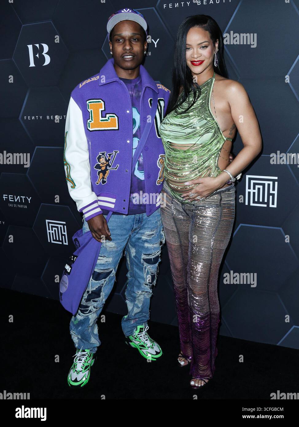 (FILE) la Fondation Clara Lionel de Rihanna mettra en lumière l’art caribéen avec le partenariat de la Fondation New Mellon. HOLLYWOOD, LOS ANGELES, CALIFORNIE, États-Unis - 11 FÉVRIER : le rappeur américain A$AP Rocky (ASAP Rocky, Rakim Athelaston Mayers) et sa petite amie enceinte/chanteuse barbadienne, actrice, femme d'affaires et humanitaire Rihanna (Robyn Rihanna Fenty) portant l'Attico arrivent à la Fenty Beauty and Fenty Skin Celebration organisée par Rihanna aux Goya Studios le 11 février 2022 à Hollywood, Los Angeles, Californie, États-Unis. (Photo de Xavier Collin/image Press Agency) Banque D'Images