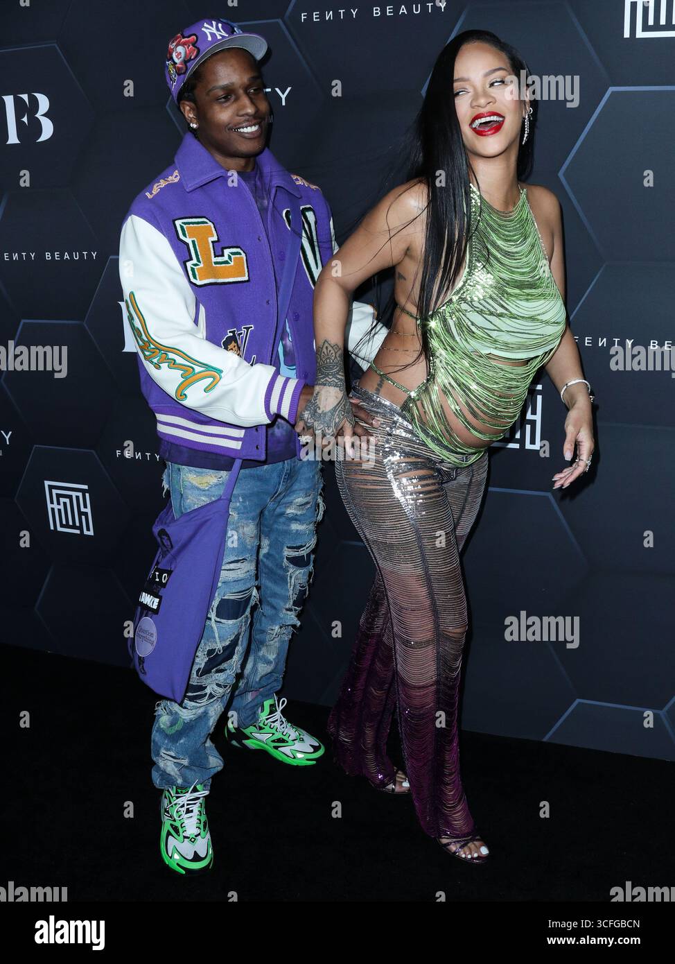(FILE) la Fondation Clara Lionel de Rihanna mettra en lumière l’art caribéen avec le partenariat de la Fondation New Mellon. HOLLYWOOD, LOS ANGELES, CALIFORNIE, États-Unis - 11 FÉVRIER : le rappeur américain A$AP Rocky (ASAP Rocky, Rakim Athelaston Mayers) et sa petite amie enceinte/chanteuse barbadienne, actrice, femme d'affaires et humanitaire Rihanna (Robyn Rihanna Fenty) portant l'Attico arrivent à la Fenty Beauty and Fenty Skin Celebration organisée par Rihanna aux Goya Studios le 11 février 2022 à Hollywood, Los Angeles, Californie, États-Unis. (Photo de Xavier Collin/image Press Agency) Banque D'Images