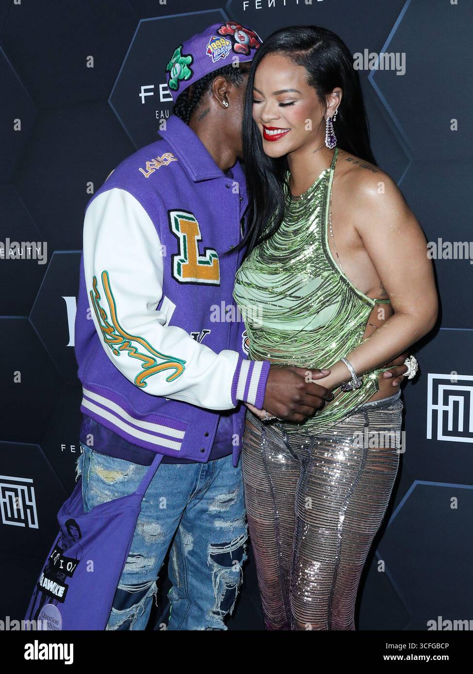 (FILE) la Fondation Clara Lionel de Rihanna mettra en lumière l’art caribéen avec le partenariat de la Fondation New Mellon. HOLLYWOOD, LOS ANGELES, CALIFORNIE, États-Unis - 11 FÉVRIER : le rappeur américain A$AP Rocky (ASAP Rocky, Rakim Athelaston Mayers) et sa petite amie enceinte/chanteuse barbadienne, actrice, femme d'affaires et humanitaire Rihanna (Robyn Rihanna Fenty) portant l'Attico arrivent à la Fenty Beauty and Fenty Skin Celebration organisée par Rihanna aux Goya Studios le 11 février 2022 à Hollywood, Los Angeles, Californie, États-Unis. (Photo de Xavier Collin/image Press Agency) Banque D'Images