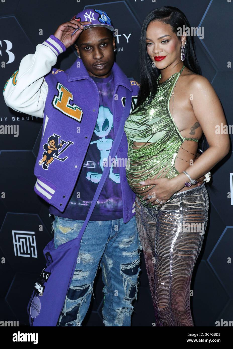 (FILE) la Fondation Clara Lionel de Rihanna mettra en lumière l’art caribéen avec le partenariat de la Fondation New Mellon. HOLLYWOOD, LOS ANGELES, CALIFORNIE, États-Unis - 11 FÉVRIER : le rappeur américain A$AP Rocky (ASAP Rocky, Rakim Athelaston Mayers) et sa petite amie enceinte/chanteuse barbadienne, actrice, femme d'affaires et humanitaire Rihanna (Robyn Rihanna Fenty) portant l'Attico arrivent à la Fenty Beauty and Fenty Skin Celebration organisée par Rihanna aux Goya Studios le 11 février 2022 à Hollywood, Los Angeles, Californie, États-Unis. (Photo de Xavier Collin/image Press Agency) Banque D'Images